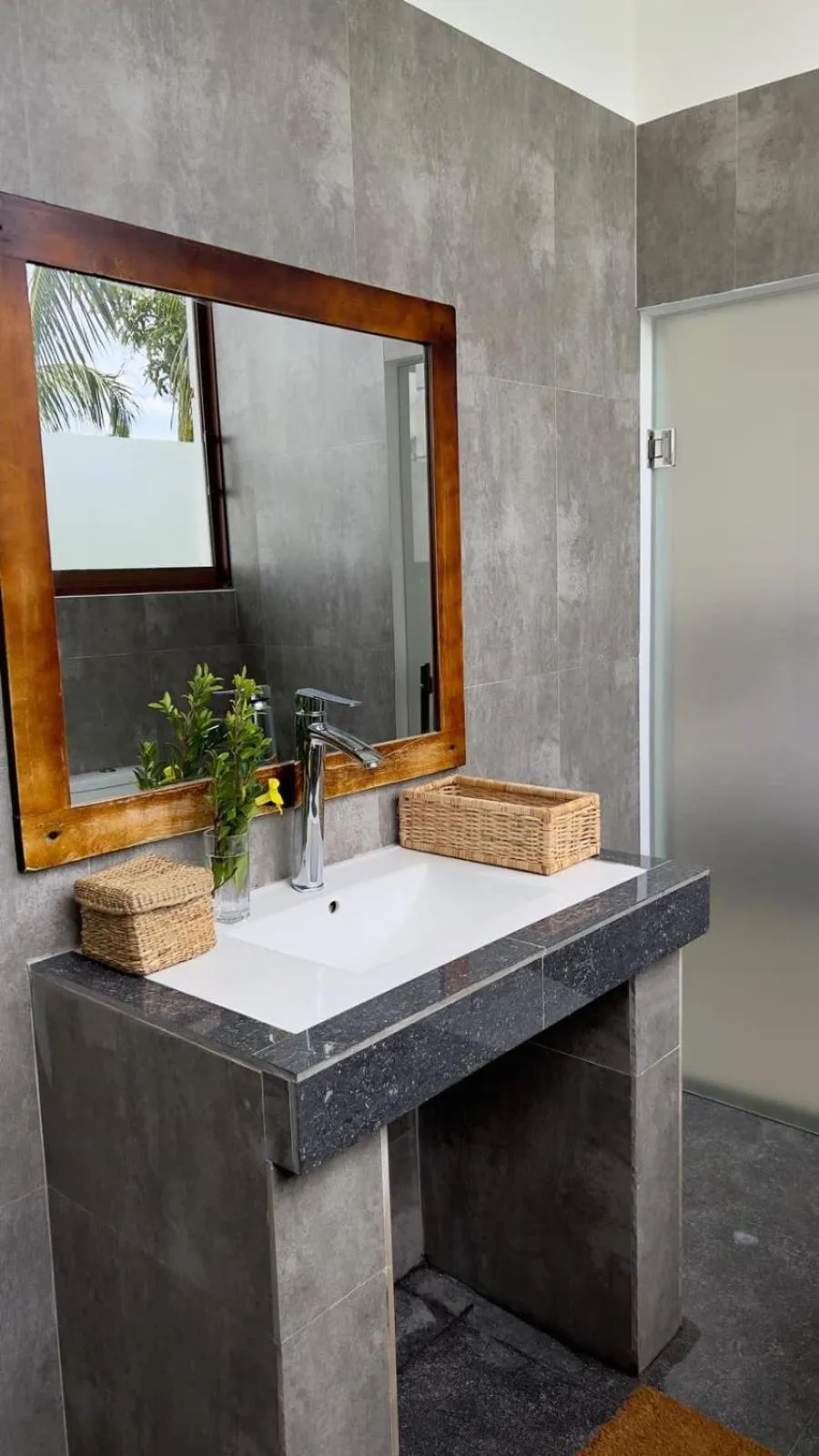 Shower in Shades Hotel & Villa