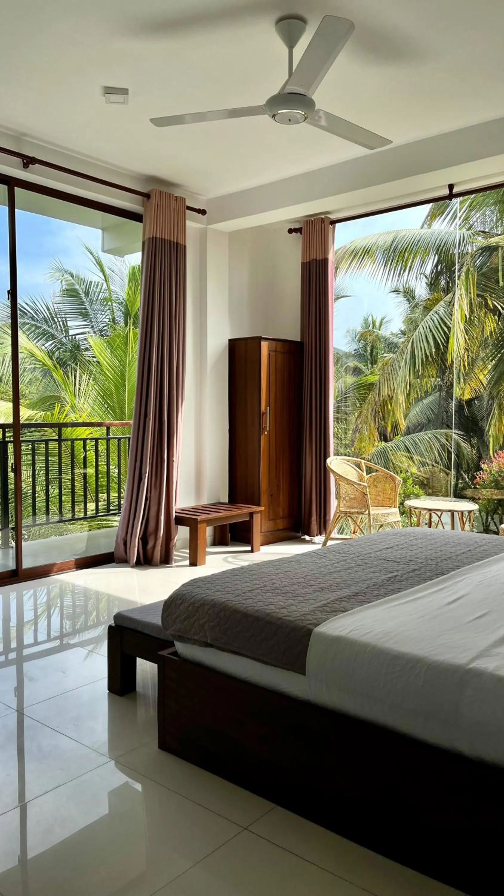 Bed in Shades Hotel & Villa