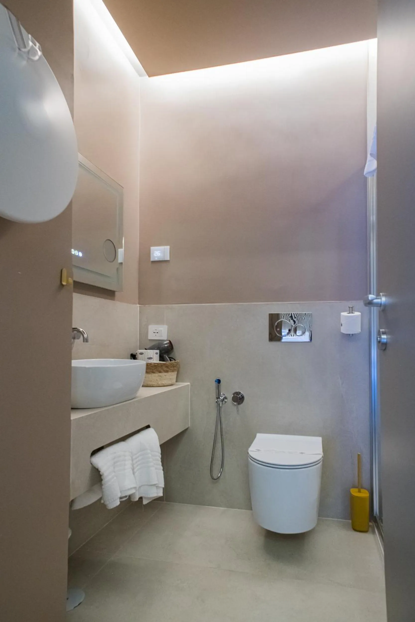 Shower in 163 BOUTIQUE HOTEL