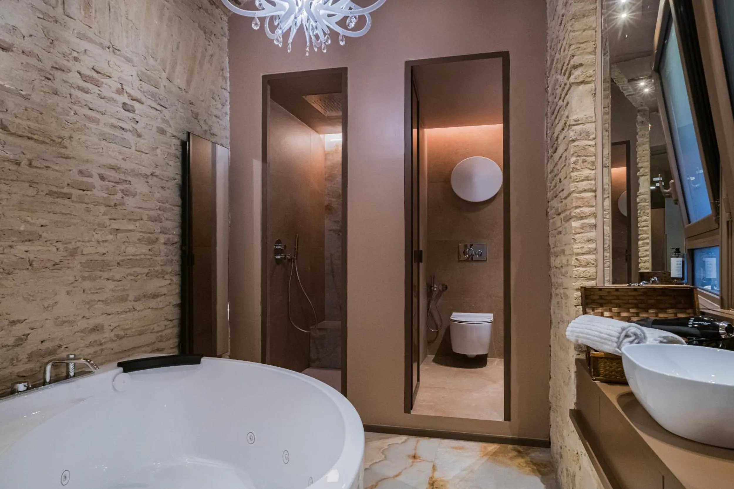 Shower in 163 BOUTIQUE HOTEL