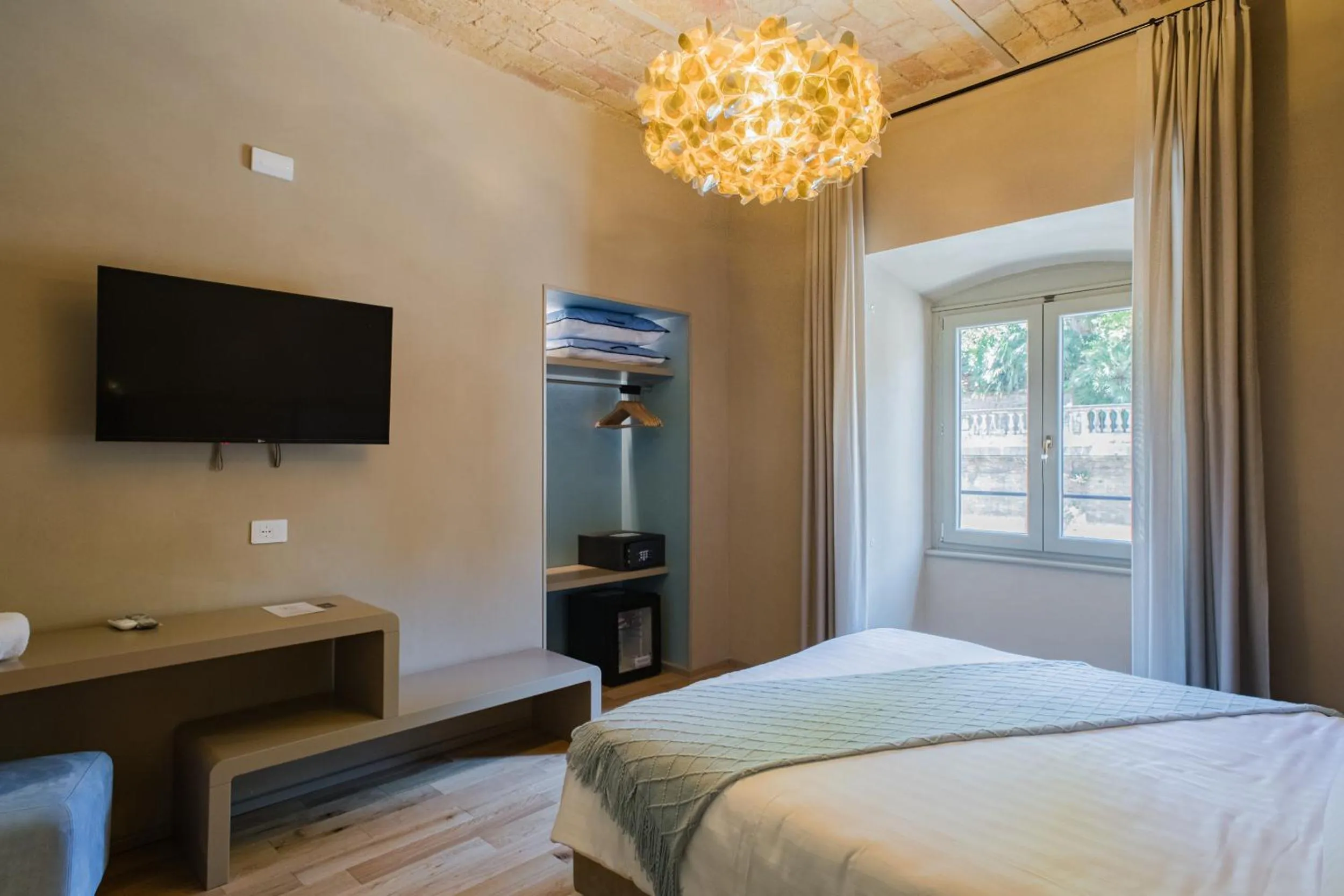 TV and multimedia, Bed in 163 BOUTIQUE HOTEL