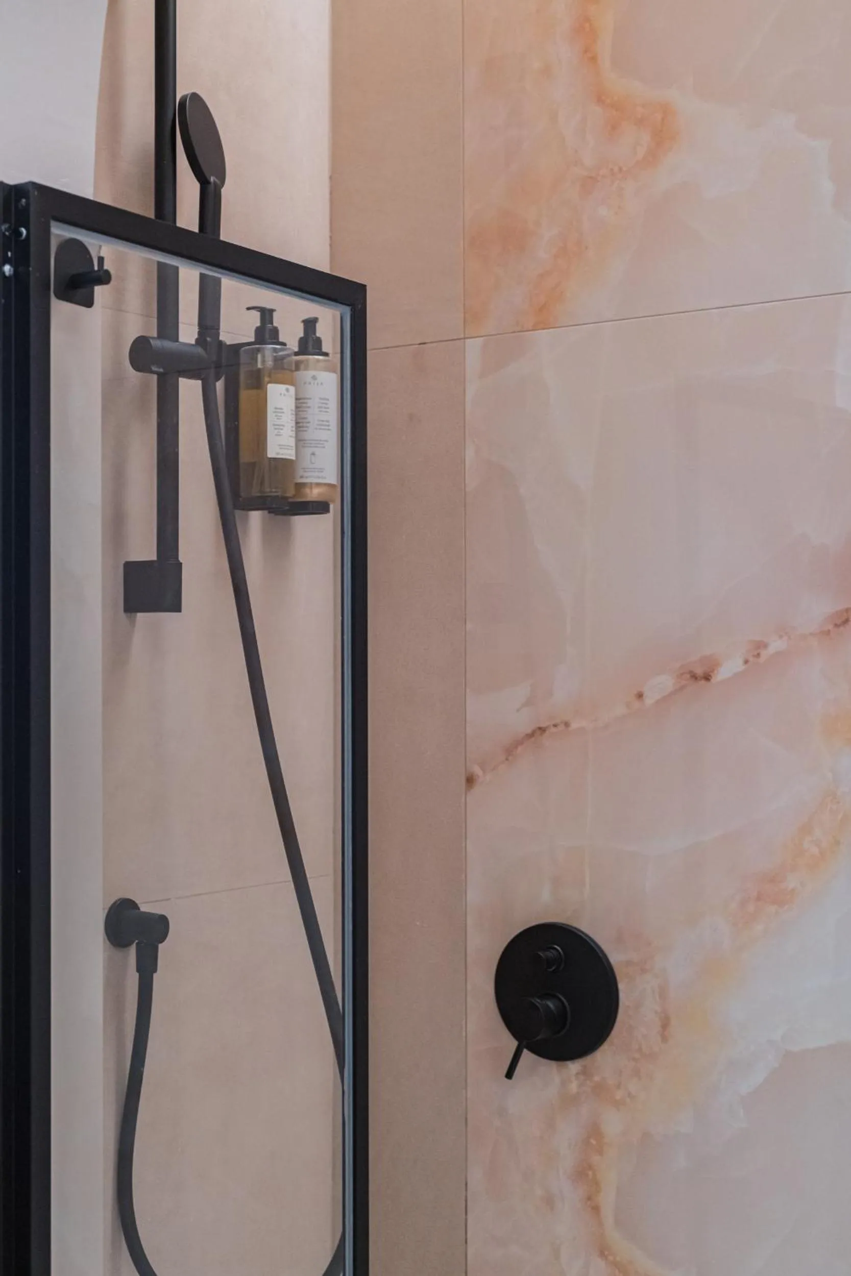 Shower in 163 BOUTIQUE HOTEL