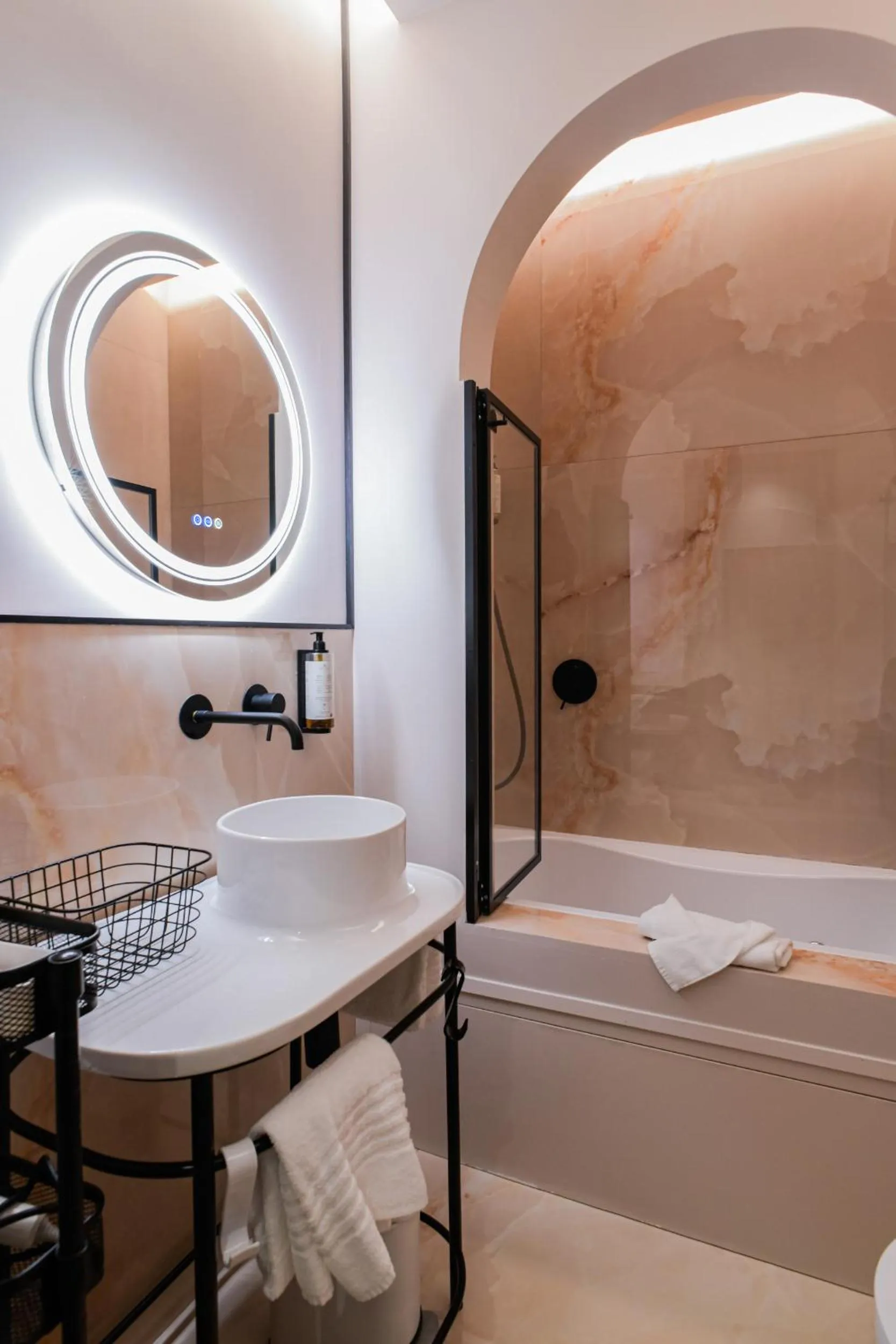 Shower in 163 BOUTIQUE HOTEL