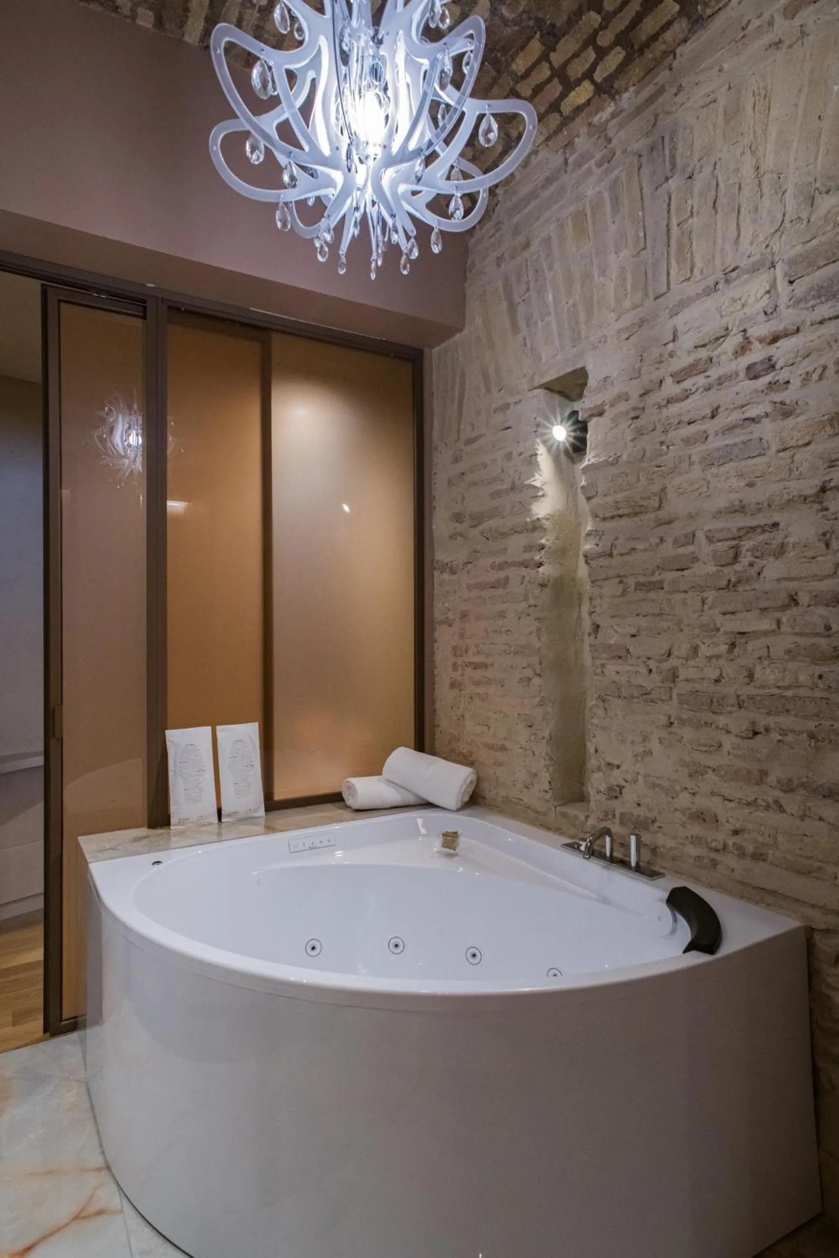 Hot Tub in 163 BOUTIQUE HOTEL