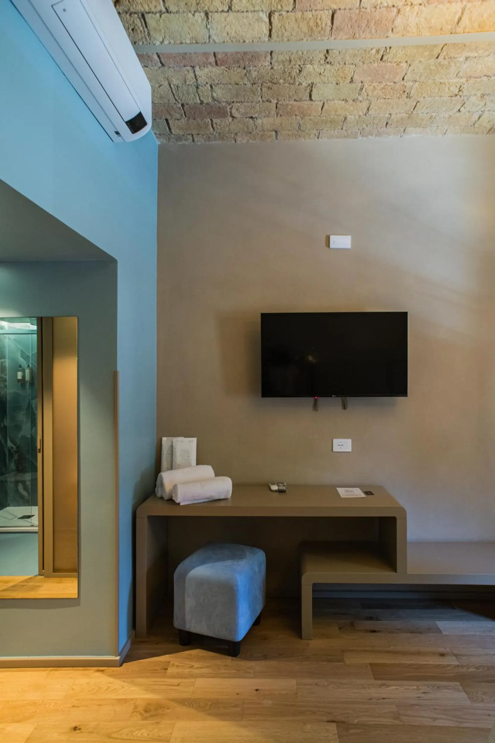 TV and multimedia in 163 BOUTIQUE HOTEL