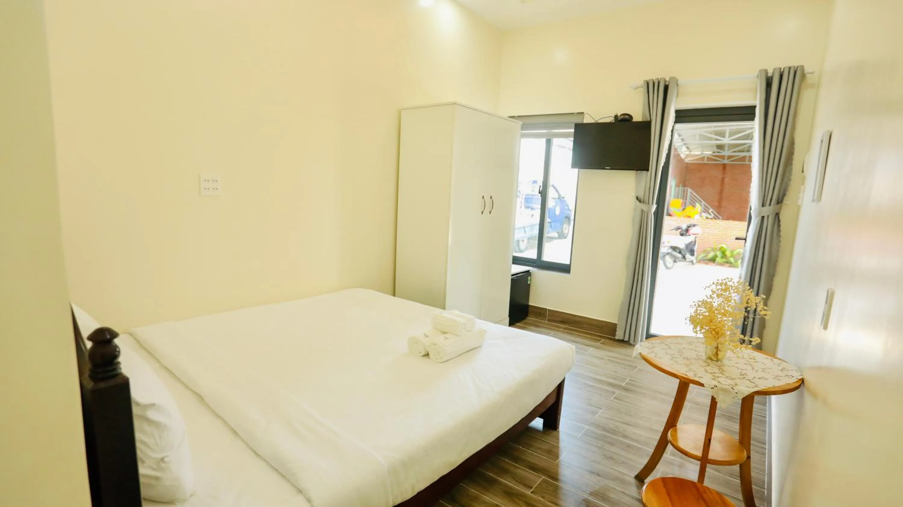 Photo of the whole room, Bed in Kiwi's Homestay & Cafe