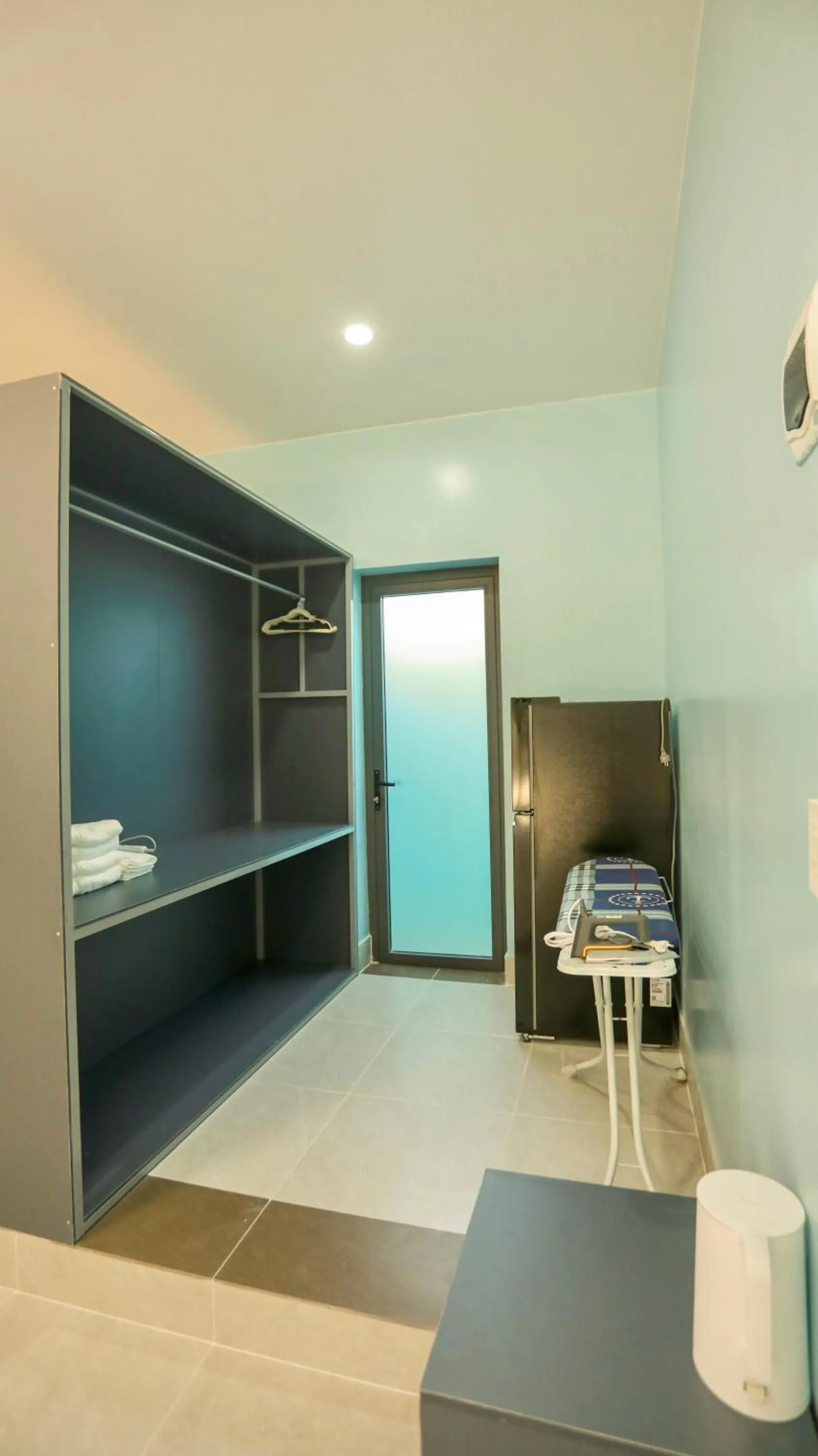 wardrobe in Kiwi's Homestay & Cafe