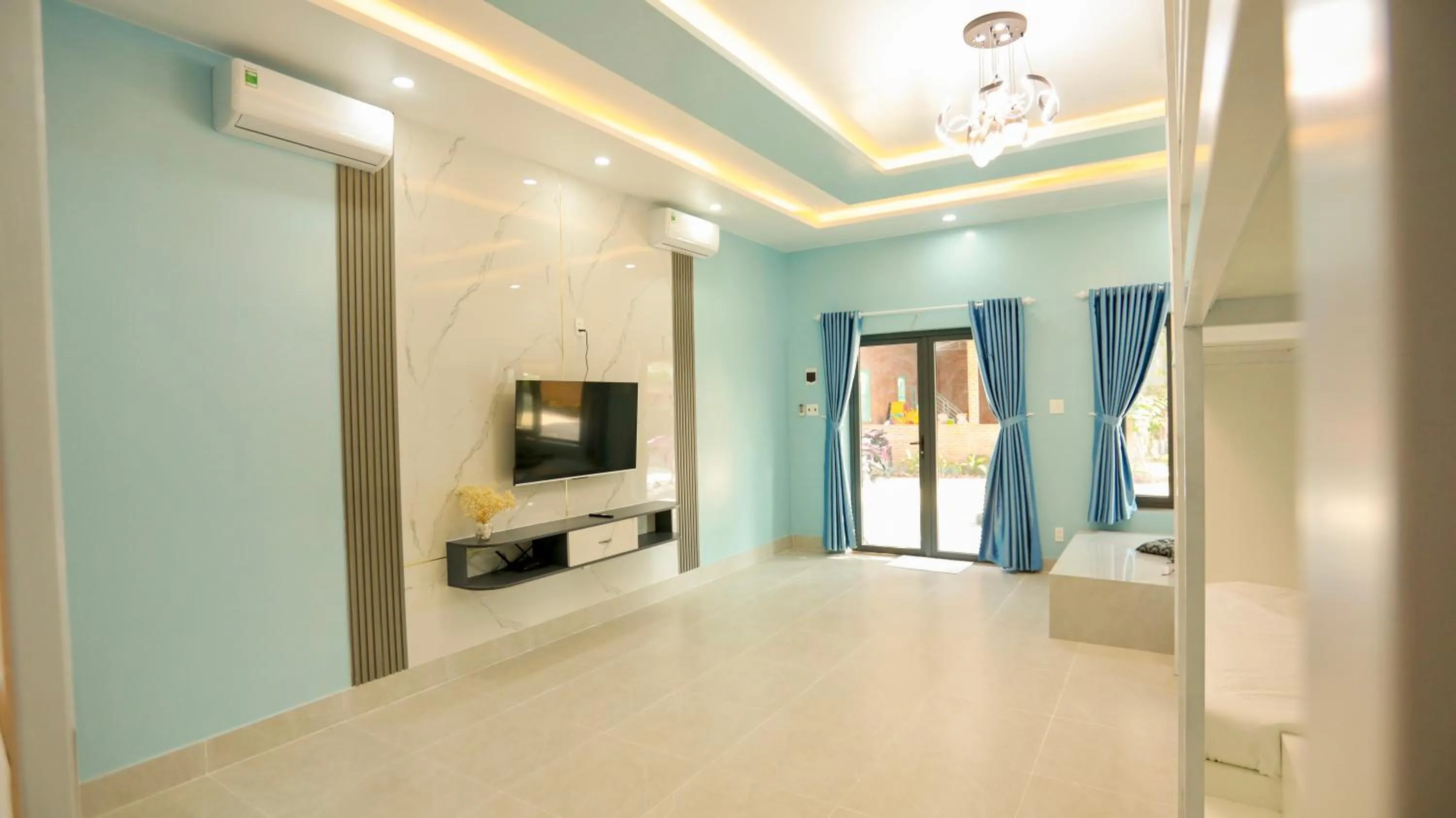 TV and multimedia in Kiwi's Homestay & Cafe