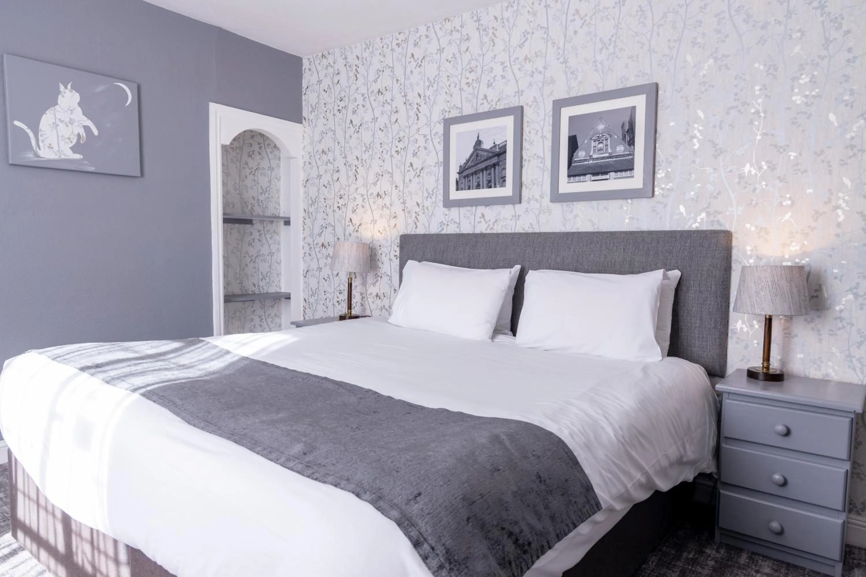 Bed in Cromwell Lodge Hotel by Greene King Inns