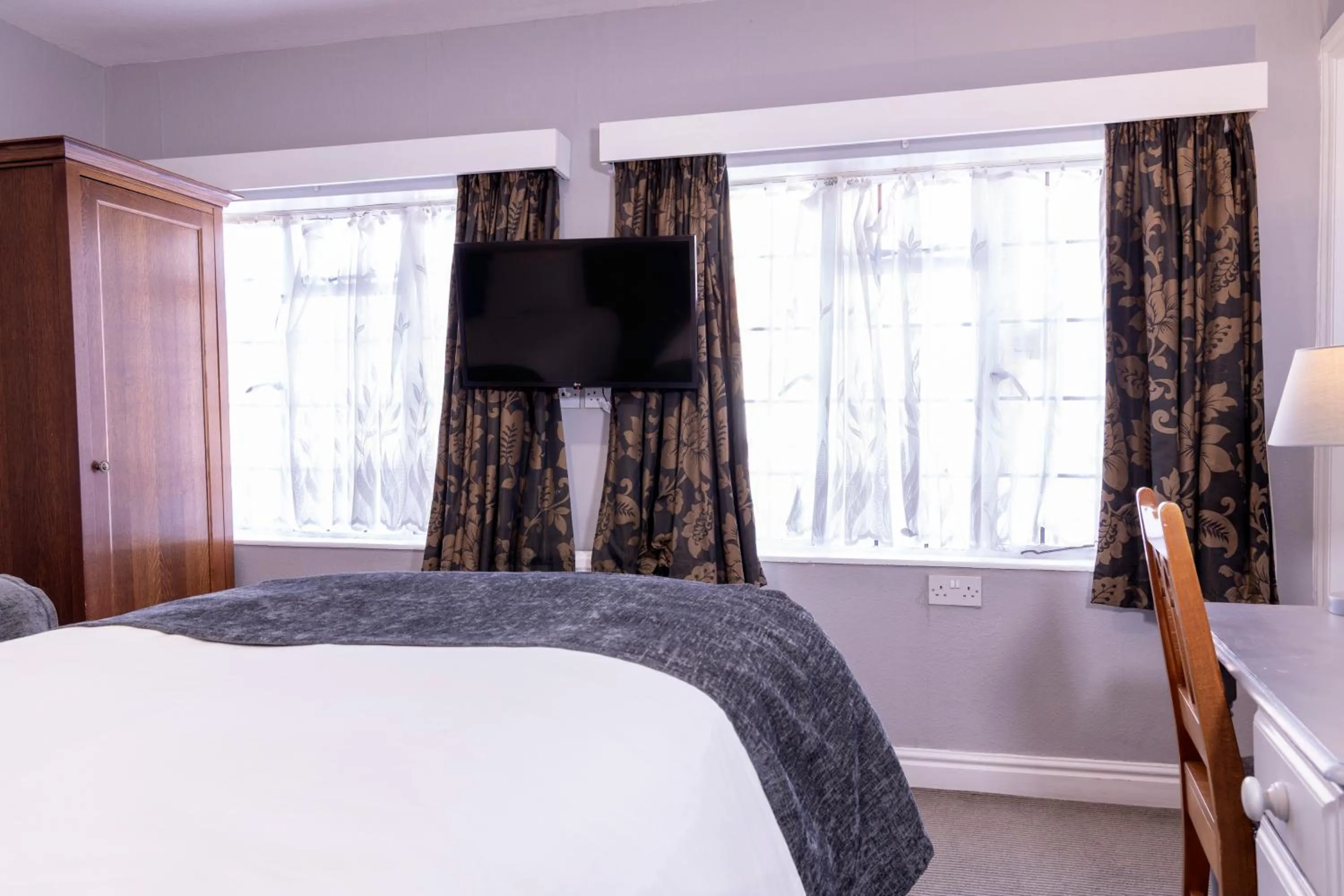 Bed in Cromwell Lodge Hotel by Greene King Inns