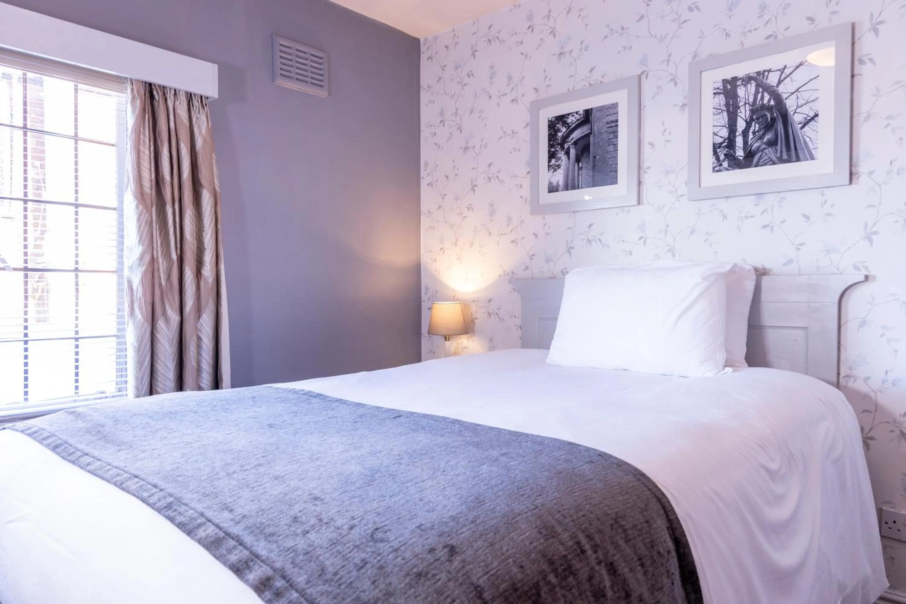 Bed in Cromwell Lodge Hotel by Greene King Inns