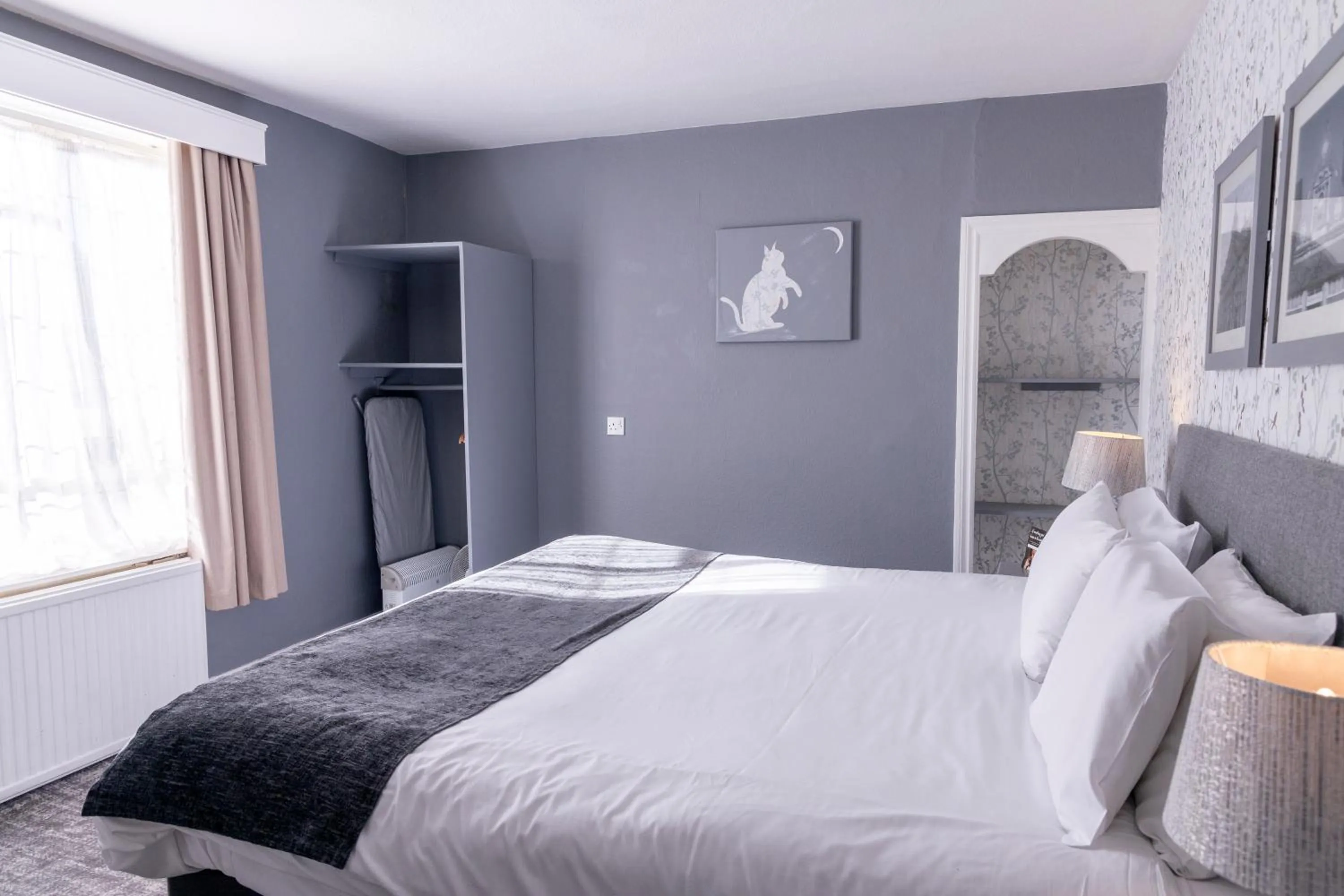 Bed in Cromwell Lodge Hotel by Greene King Inns