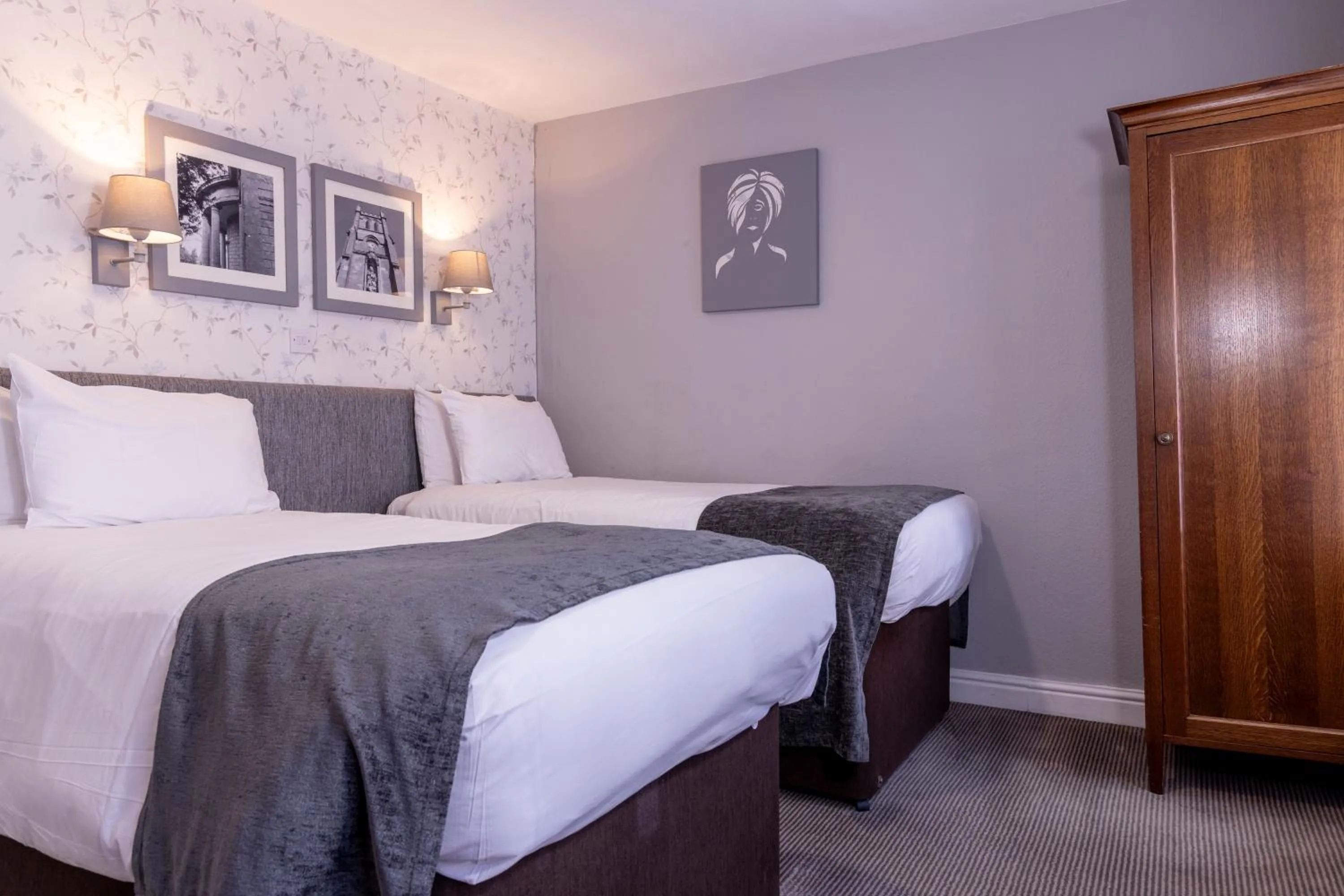 Bed in Cromwell Lodge Hotel by Greene King Inns