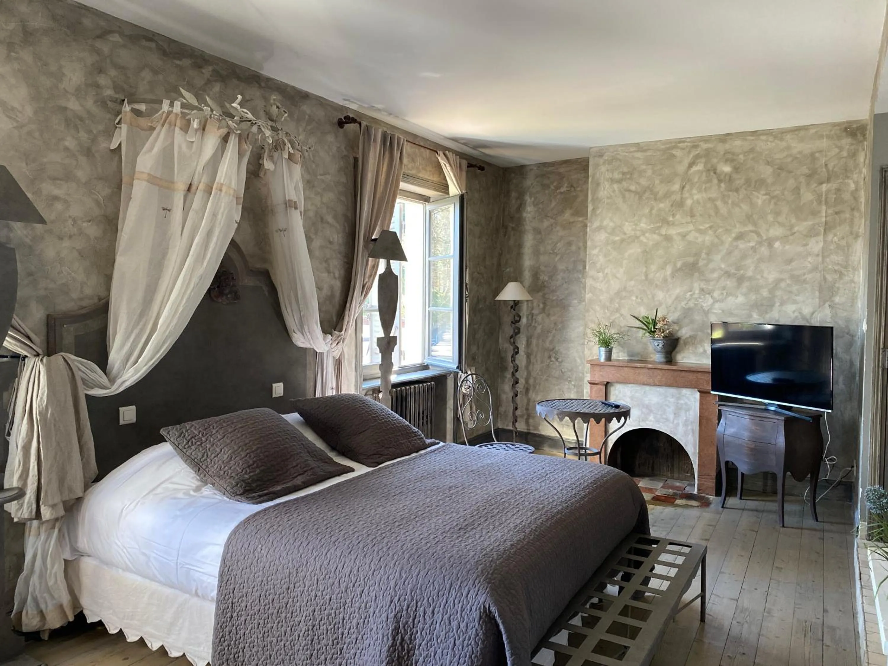 Photo of the whole room, Bed in Les Jardins de la Tour