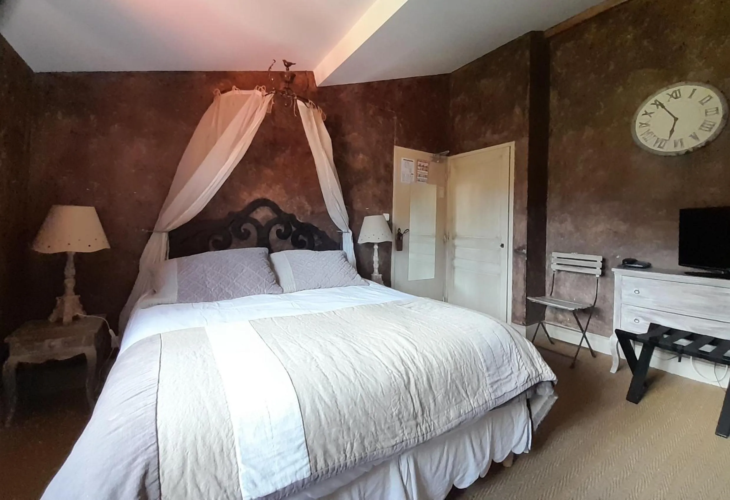 Property building, Bed in Les Jardins de la Tour