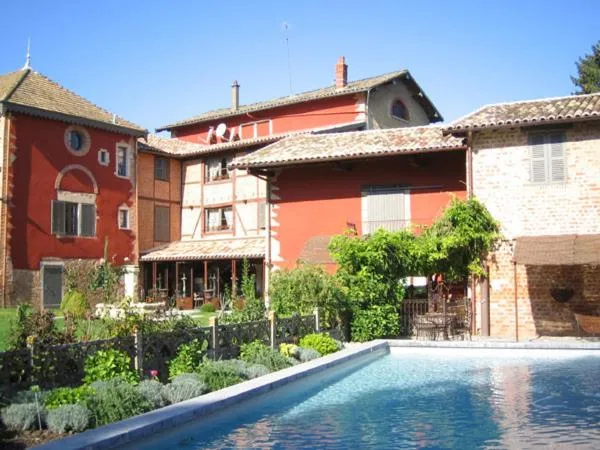 Swimming pool in Les Jardins de la Tour