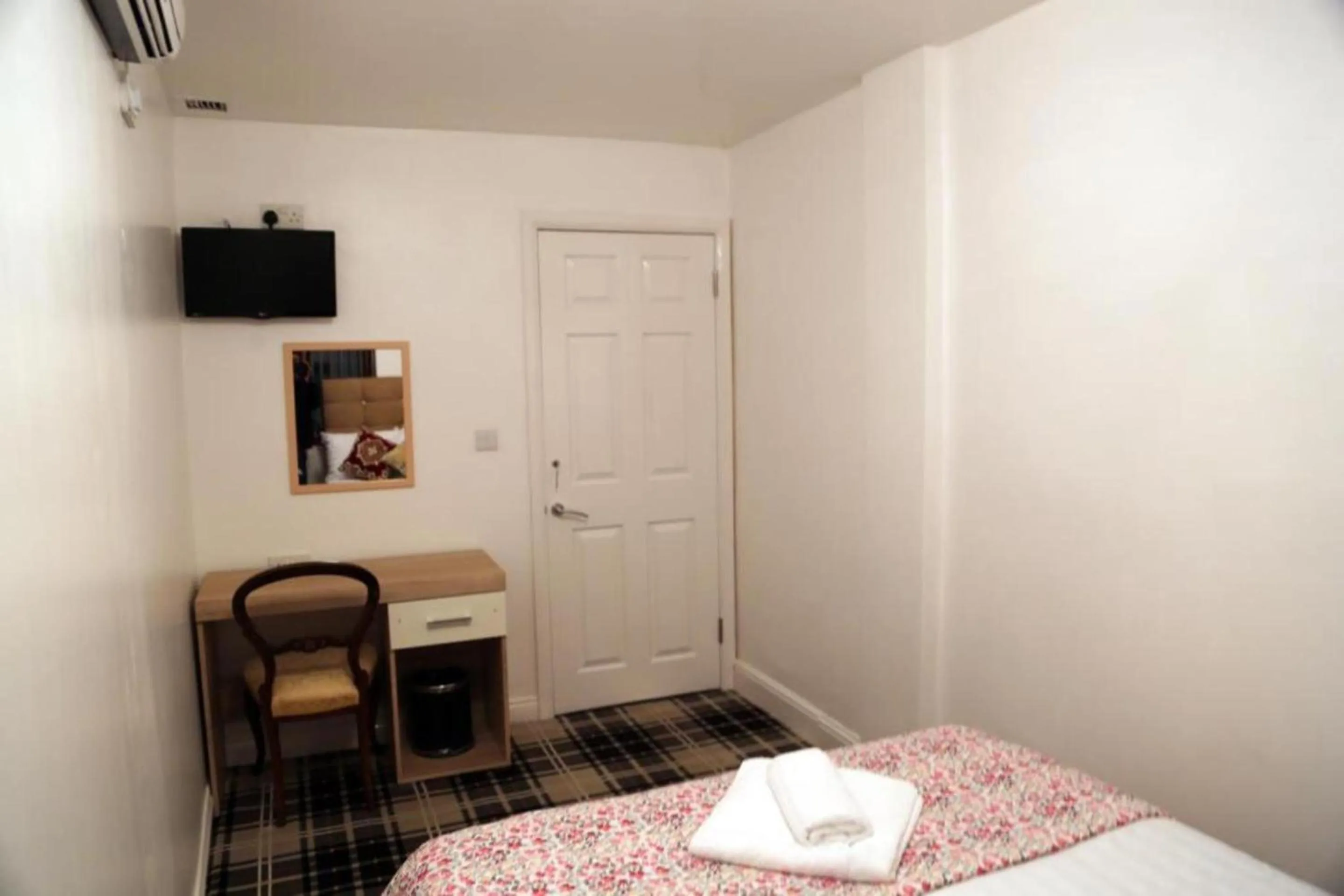 Bedroom in OYO 4 Sisters Inn