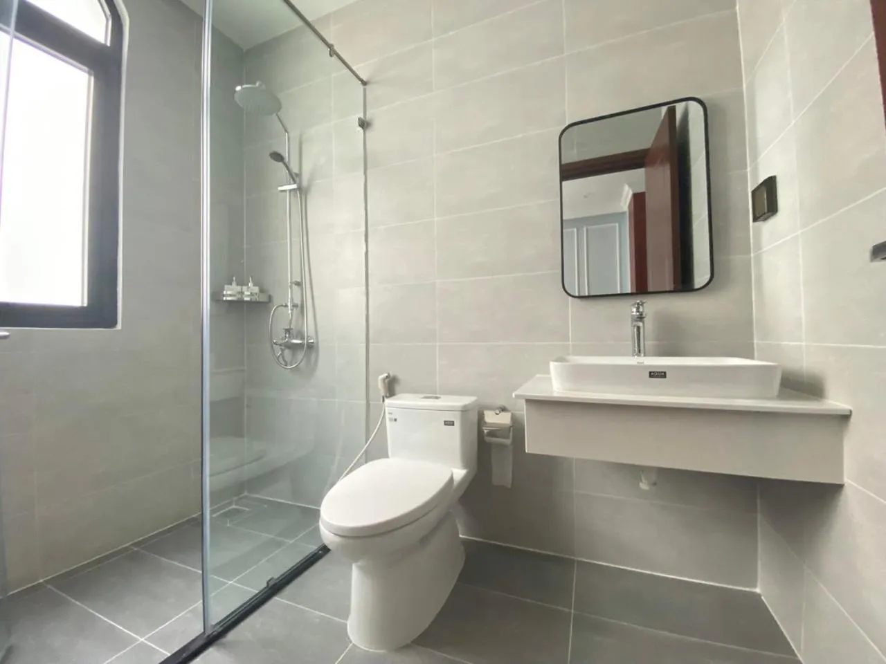 Shower in UY LONG Homestay & Coffee