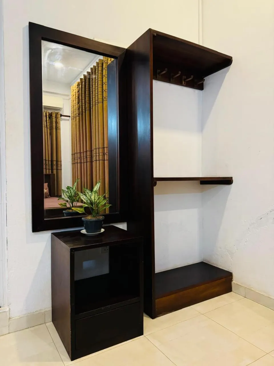 wardrobe in CITYSCAPE YALA BY 999 HOTEL & RESTAURANT