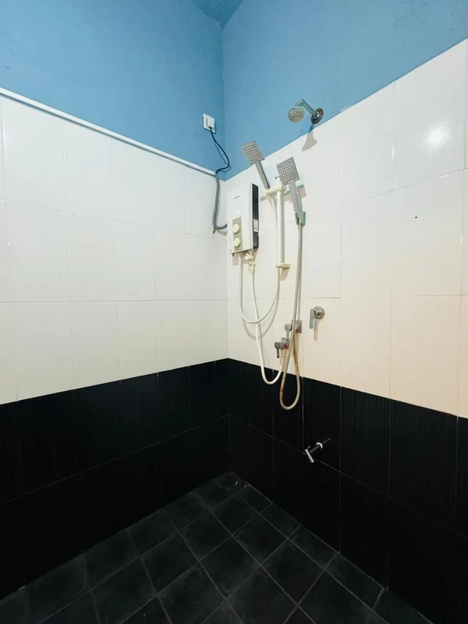 Shower in CITYSCAPE YALA BY 999 HOTEL & RESTAURANT