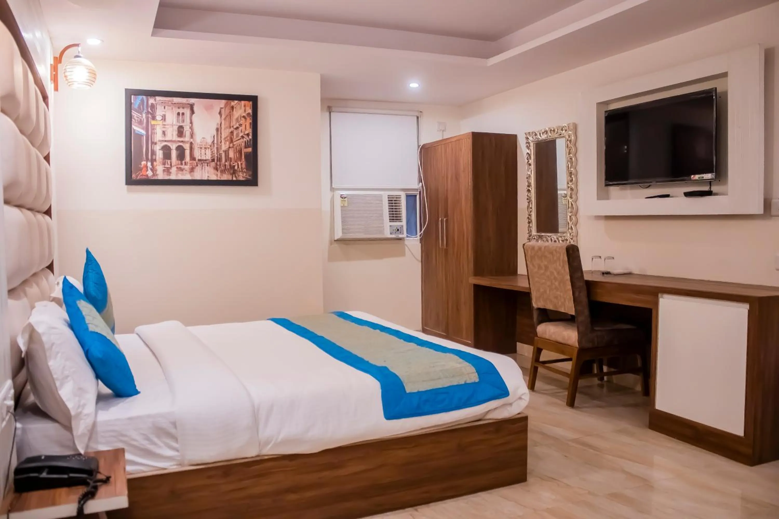 Communal lounge/ TV room, TV/Entertainment Center in Hotel Airport City Near Delhi International Airport