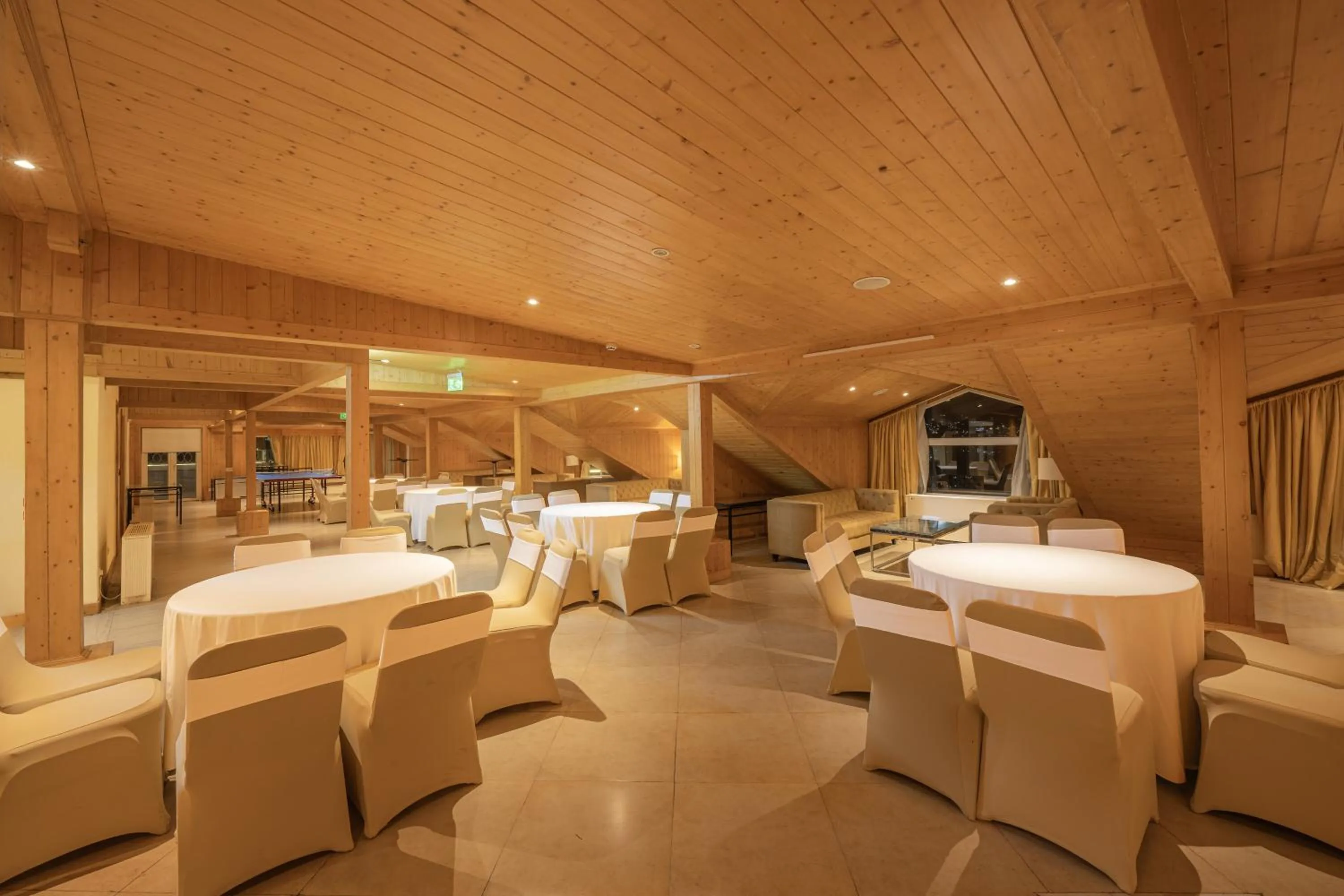 Seating area, Bed in Echor Shimla Hotel - The Zion