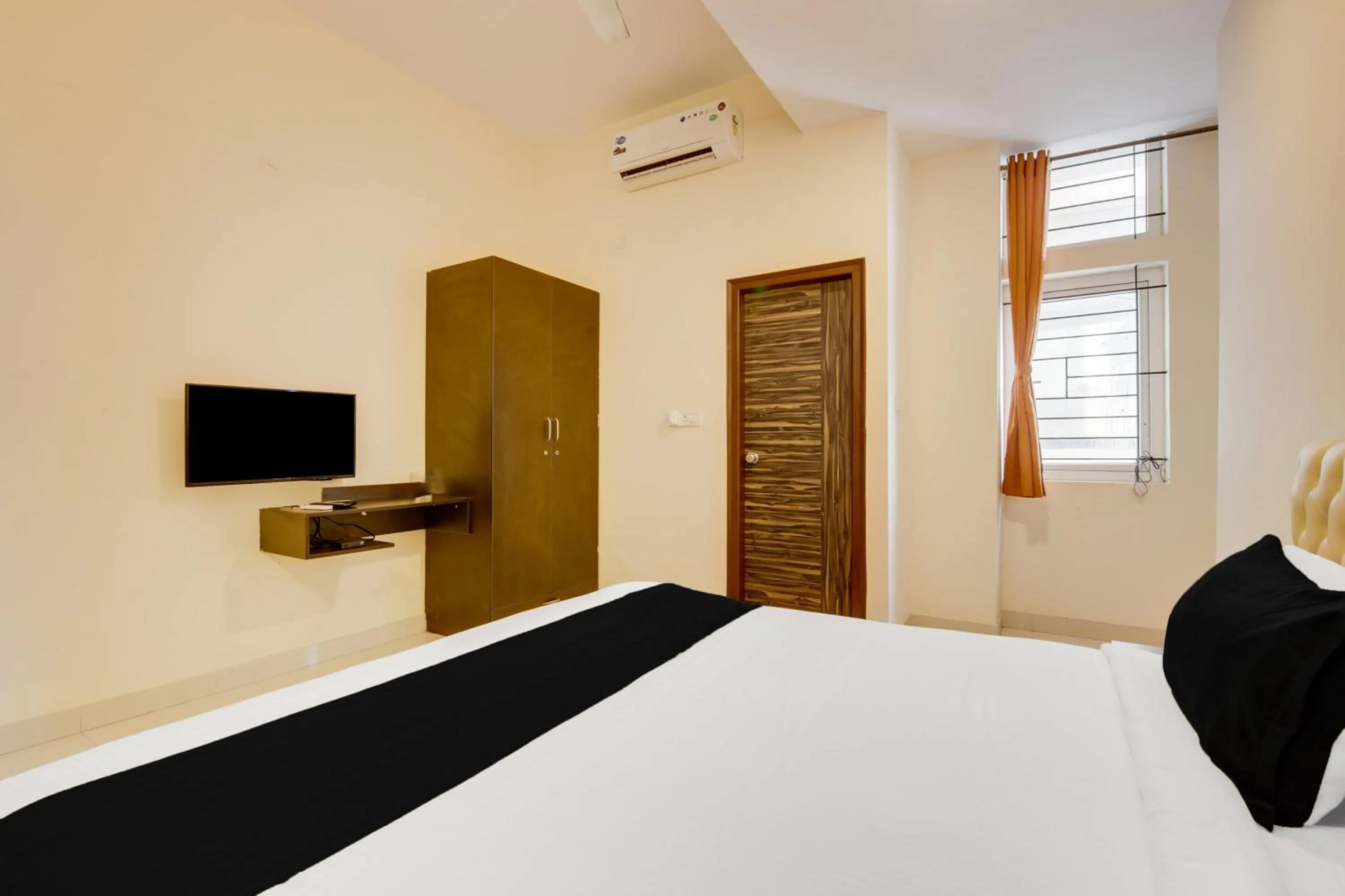 Bedroom, Bed in Townhouse HBR Layout