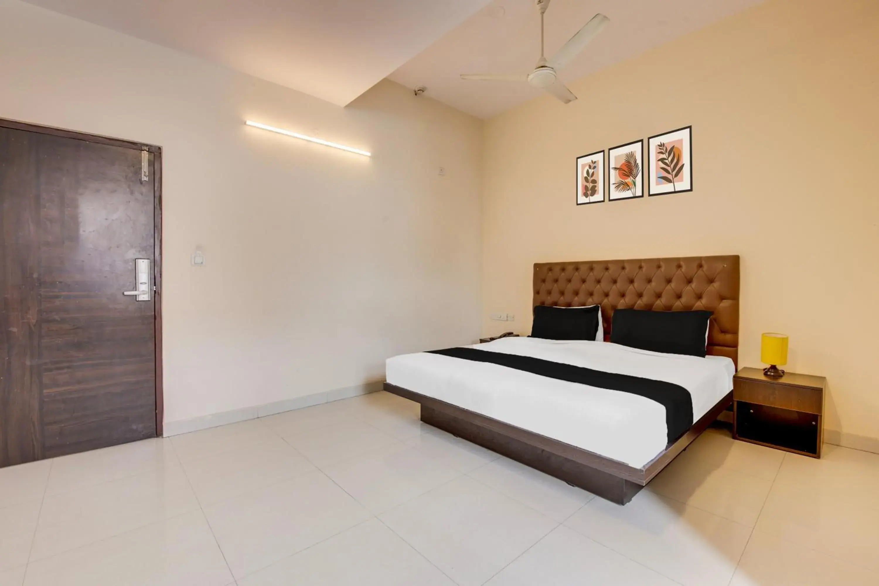 Classic Triple Room - single occupancy in Super Townhouse HBR Layout Classic Triple Room - single occupancy in Super Townhouse HBR Layout