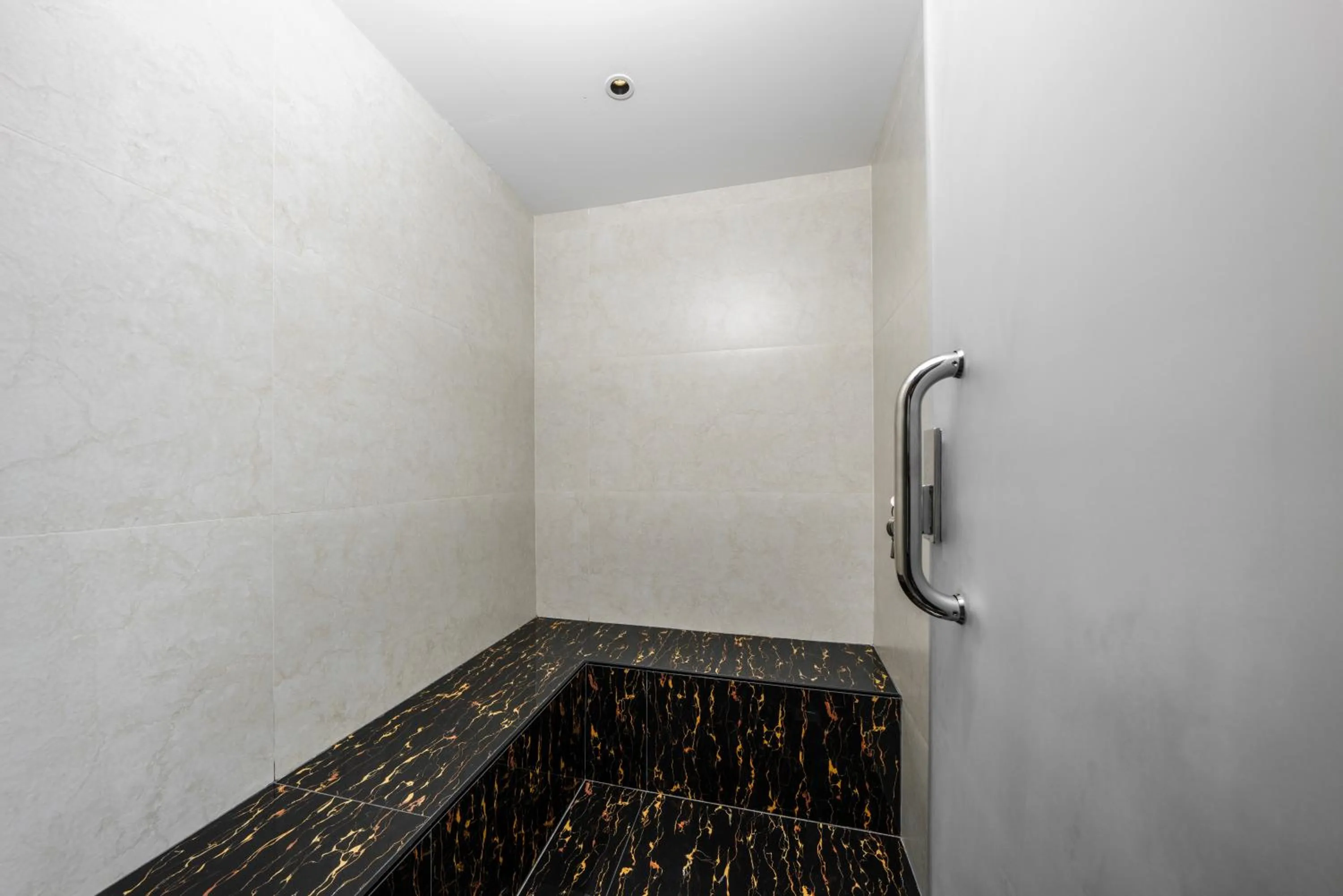 Steam room in Larichy Hotel Tabuk