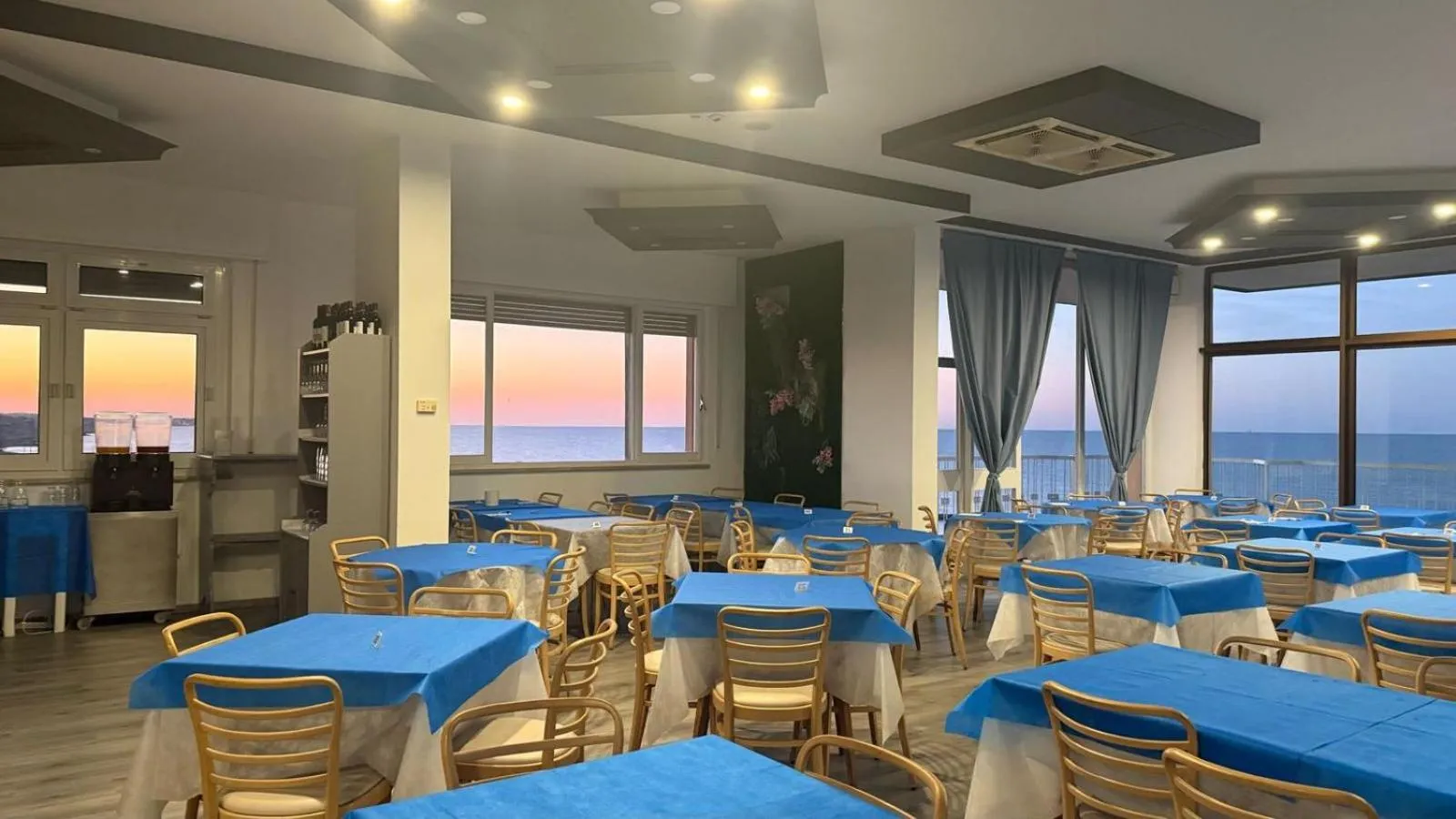 Restaurant/places to eat in Diplomat Marine