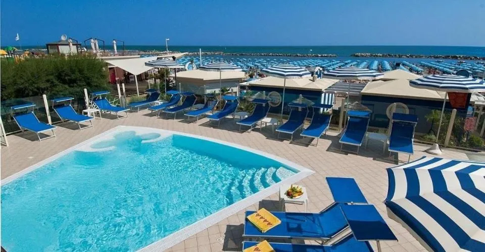 Swimming pool in Diplomat Marine