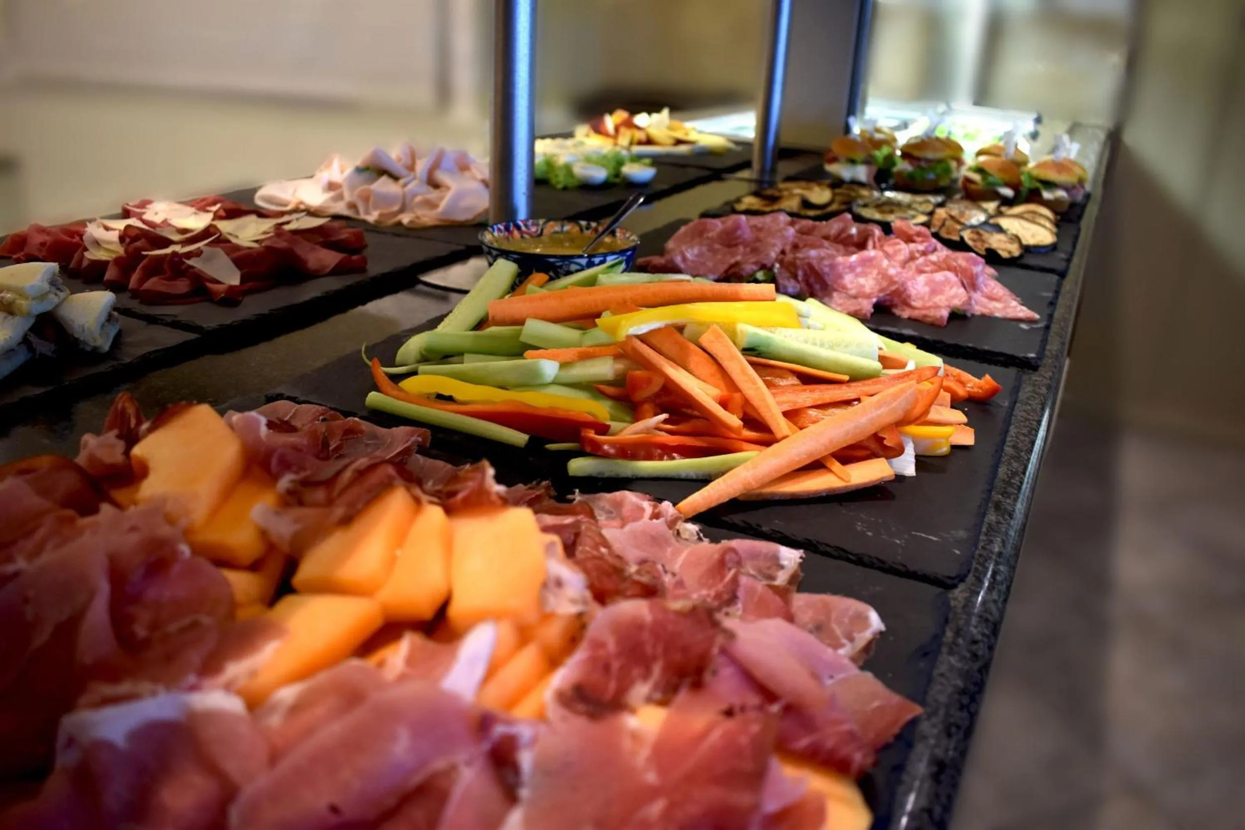 Restaurant/places to eat in Diplomat Marine