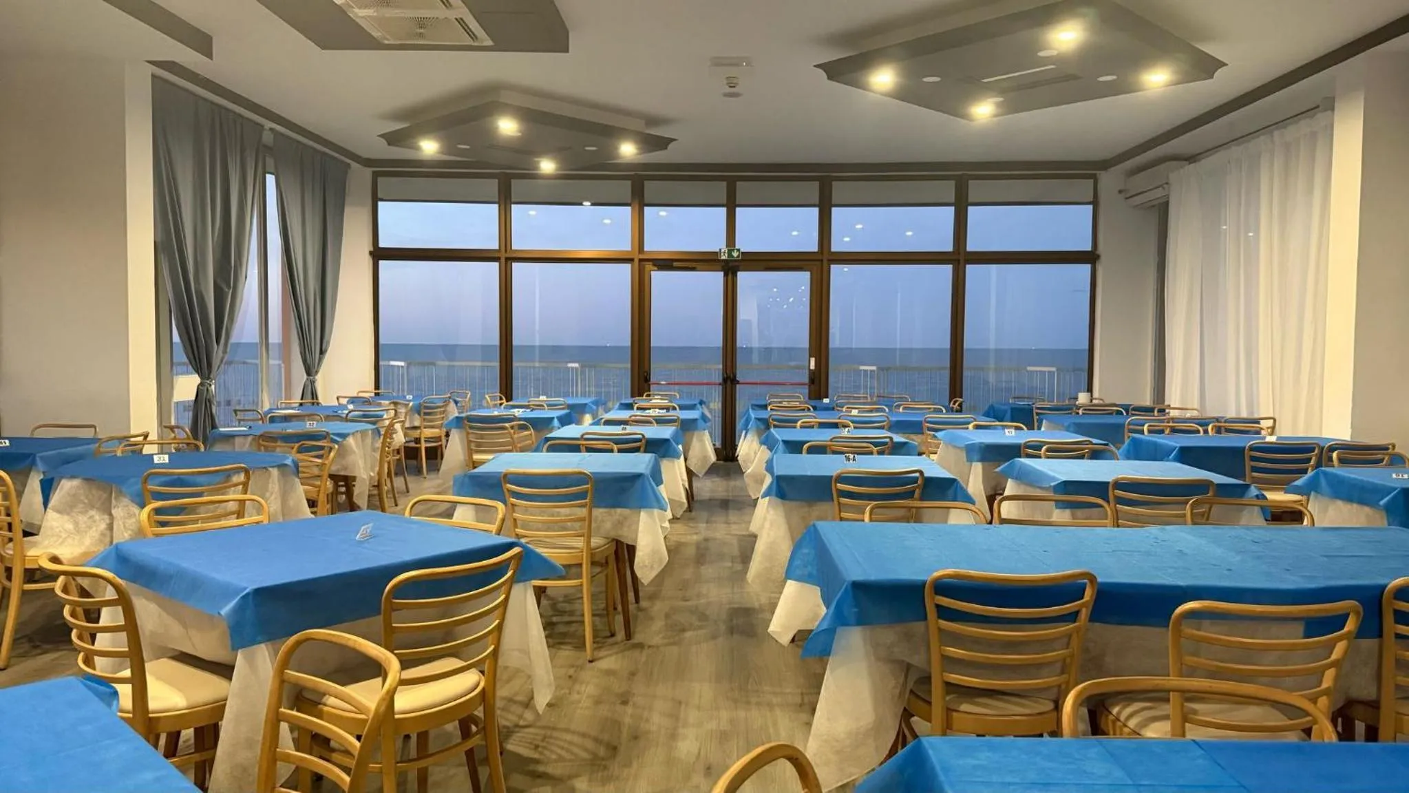 Restaurant/places to eat in Diplomat Marine