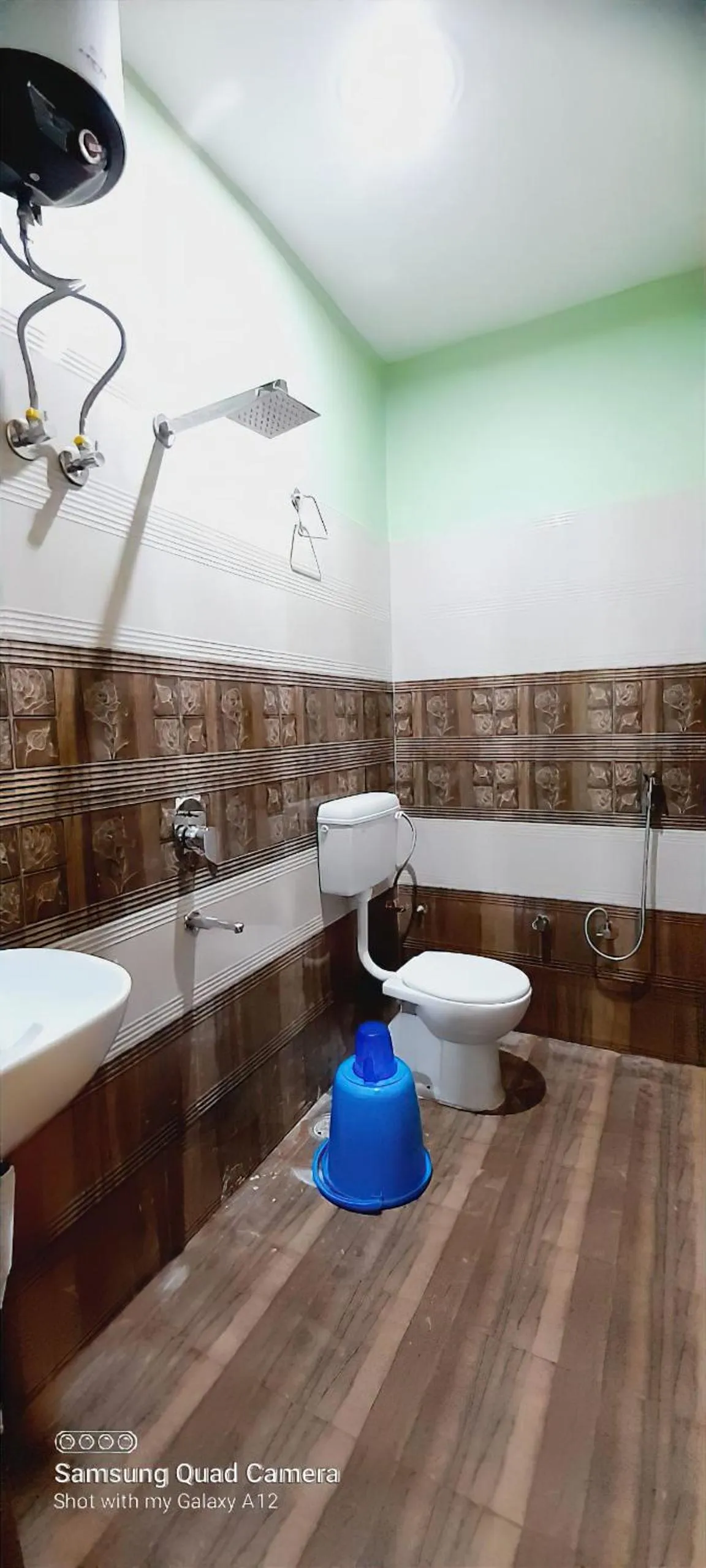 Shower in Shiv Niketan Guest House 200mtr from Shri Ram mandir