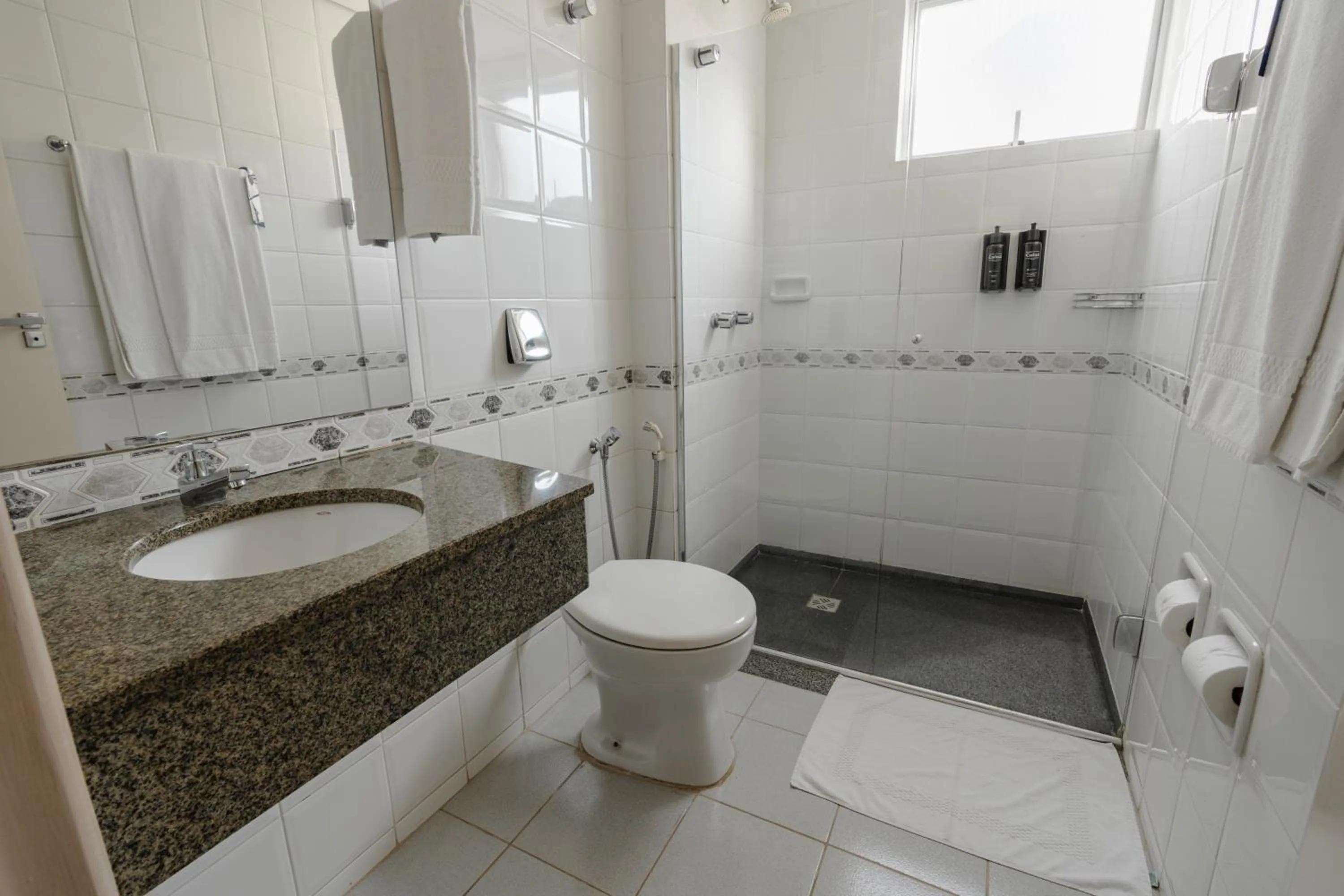 Shower in Hotel Caiuá Express Umuarama