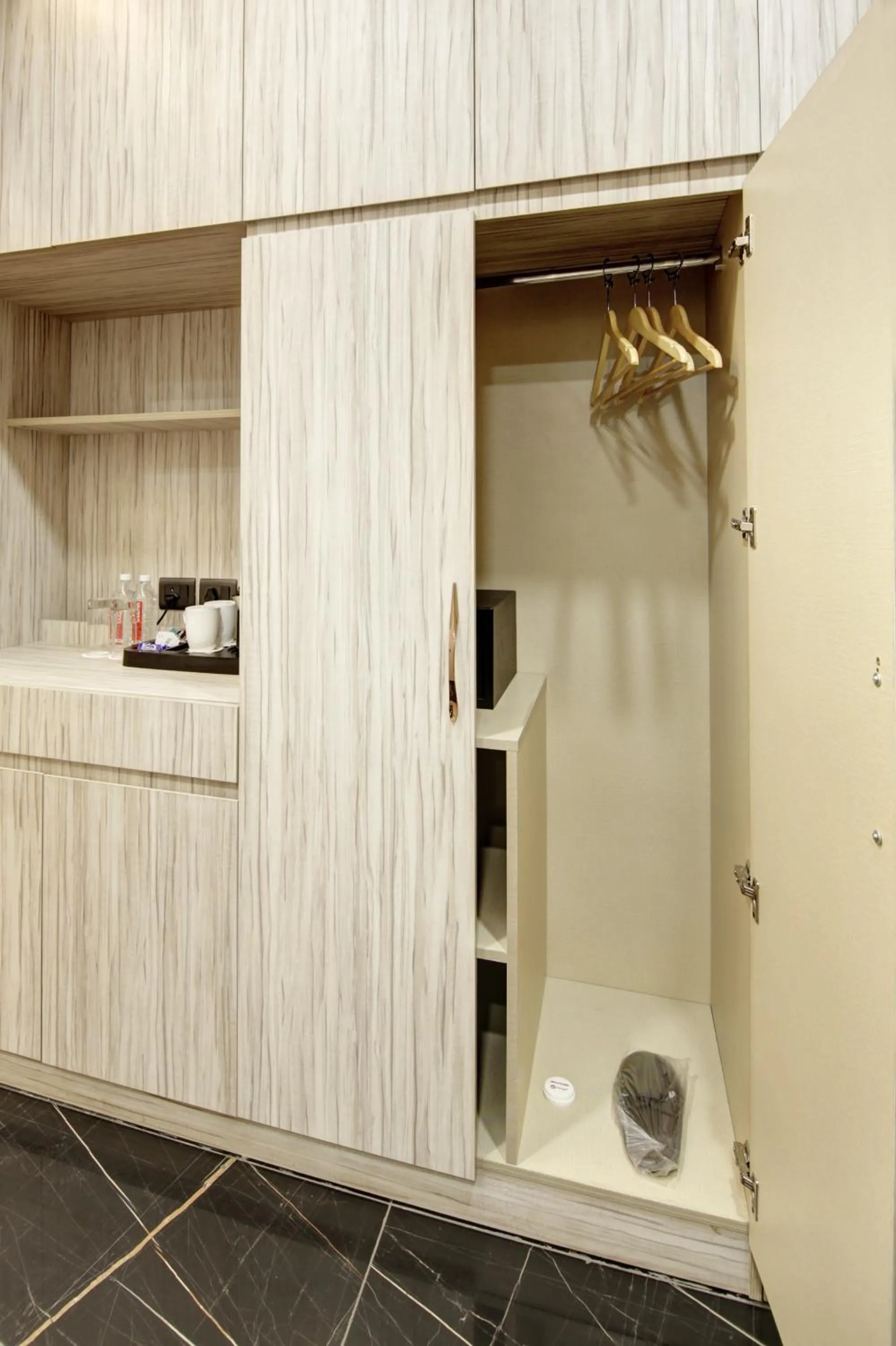 wardrobe in Hotel 91 Millennium Huda