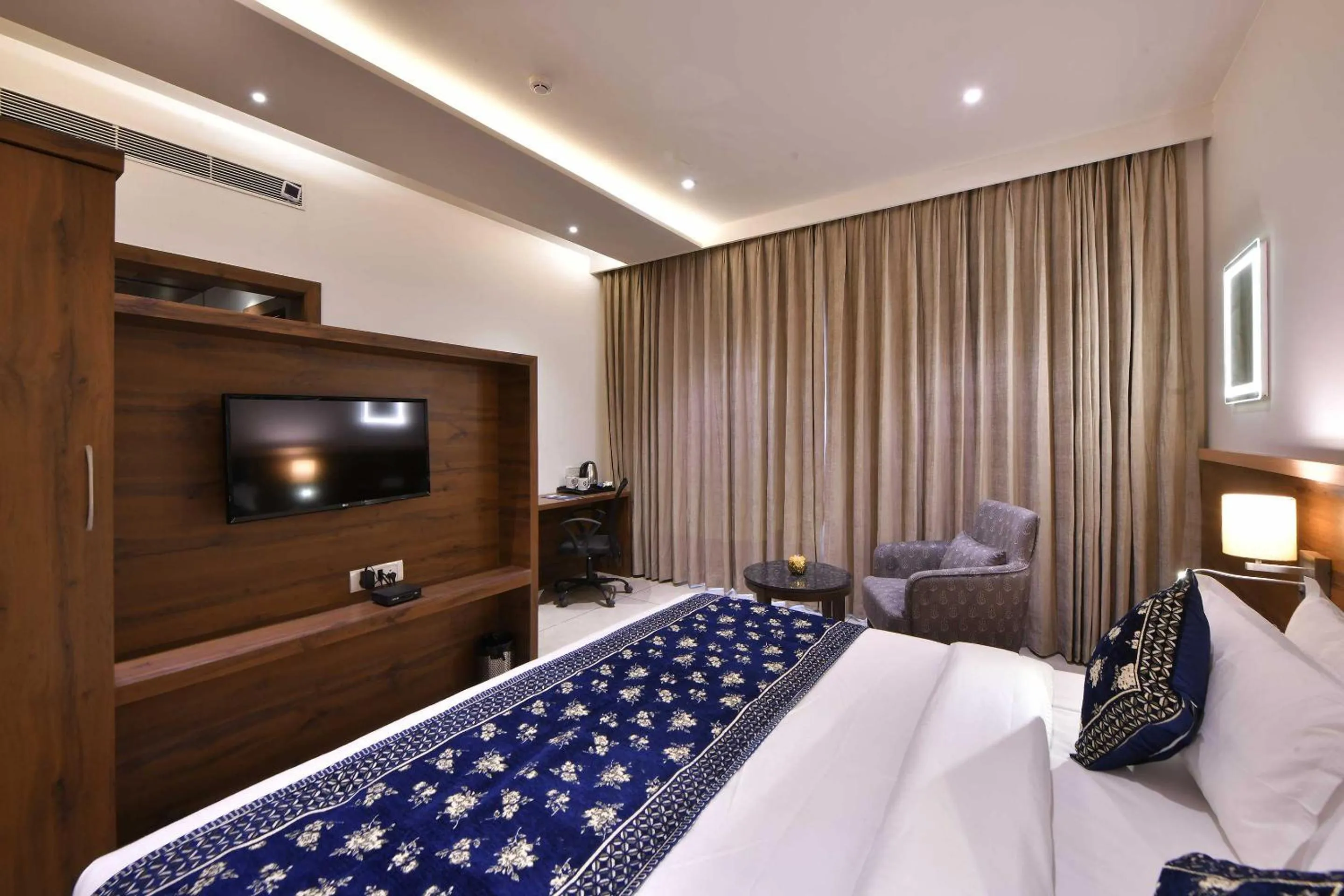 Bedroom, Bed in Clubhouse Hotel by CheckIn Morbi