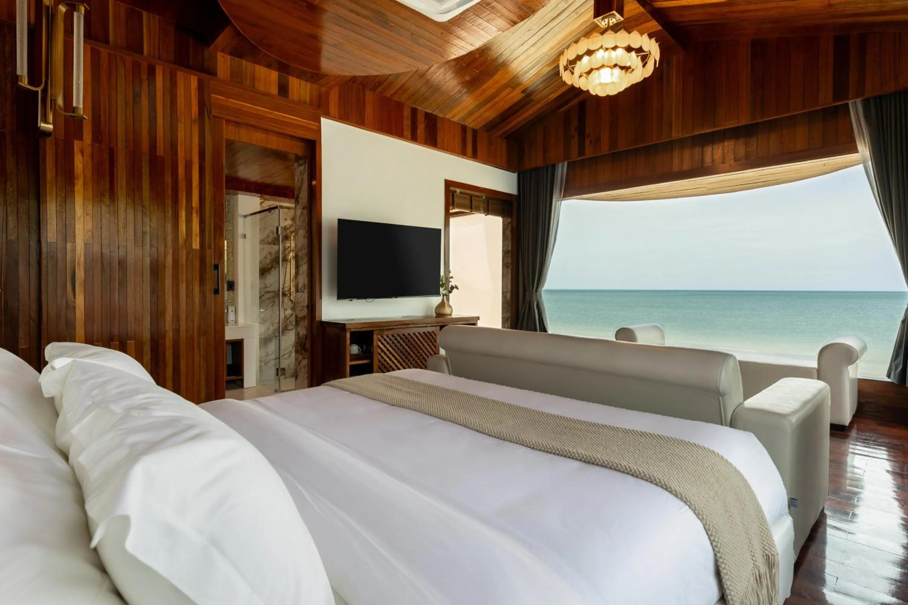 Bedroom, Bed in Hotel Villa AoKhanom Beachfront