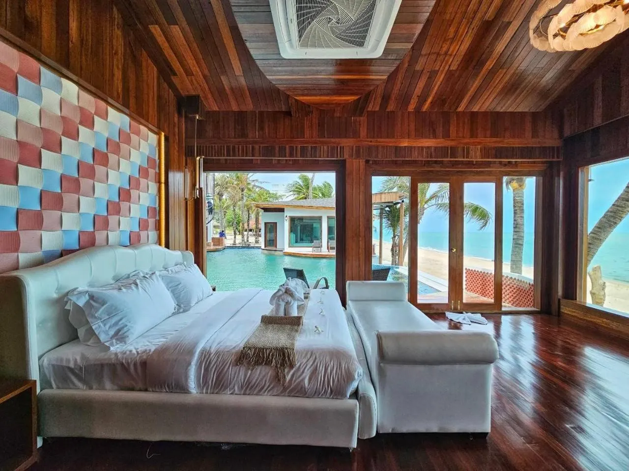 Bed in Hotel Villa AoKhanom Beachfront