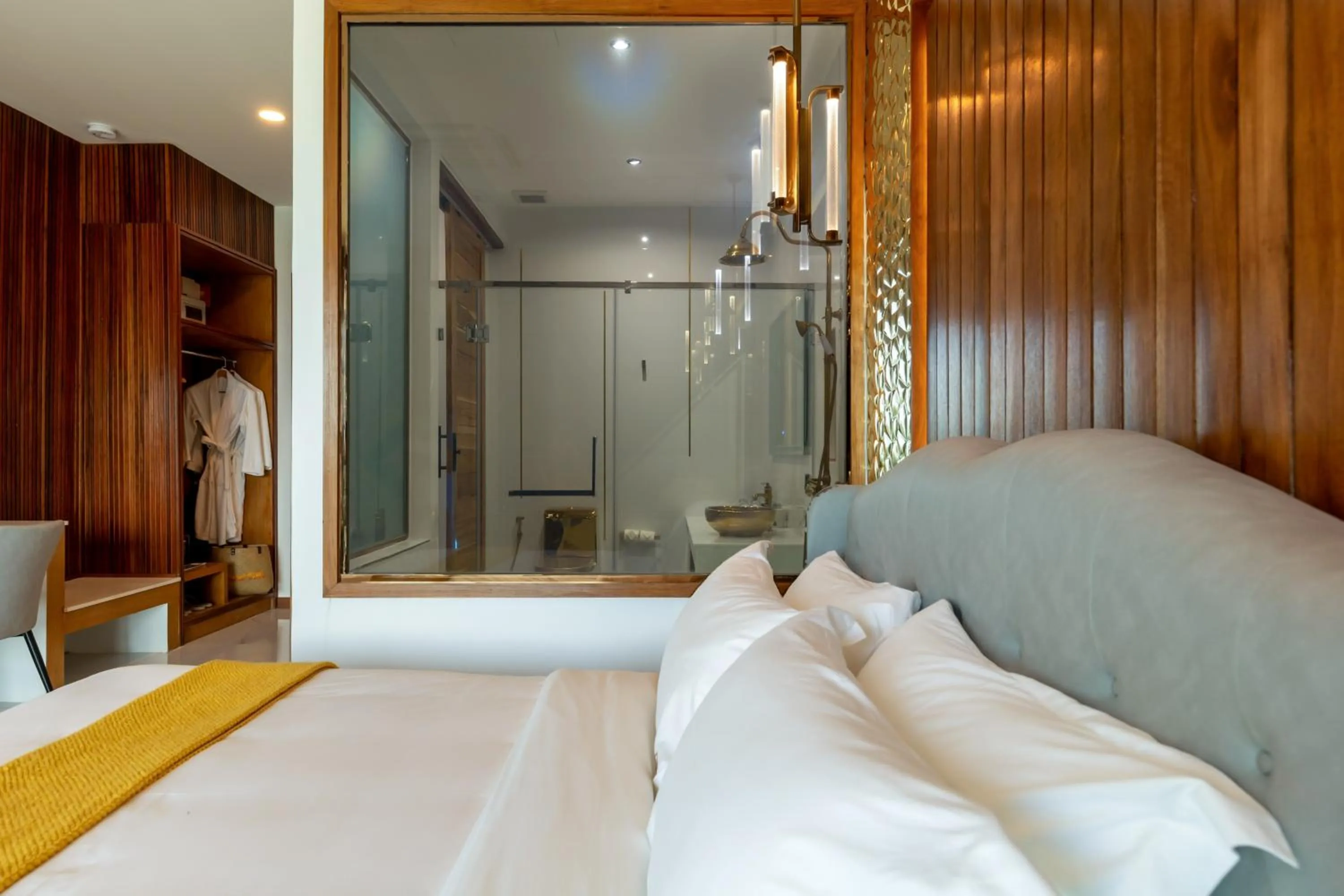 Bathroom, Bed in Hotel Villa AoKhanom Beachfront