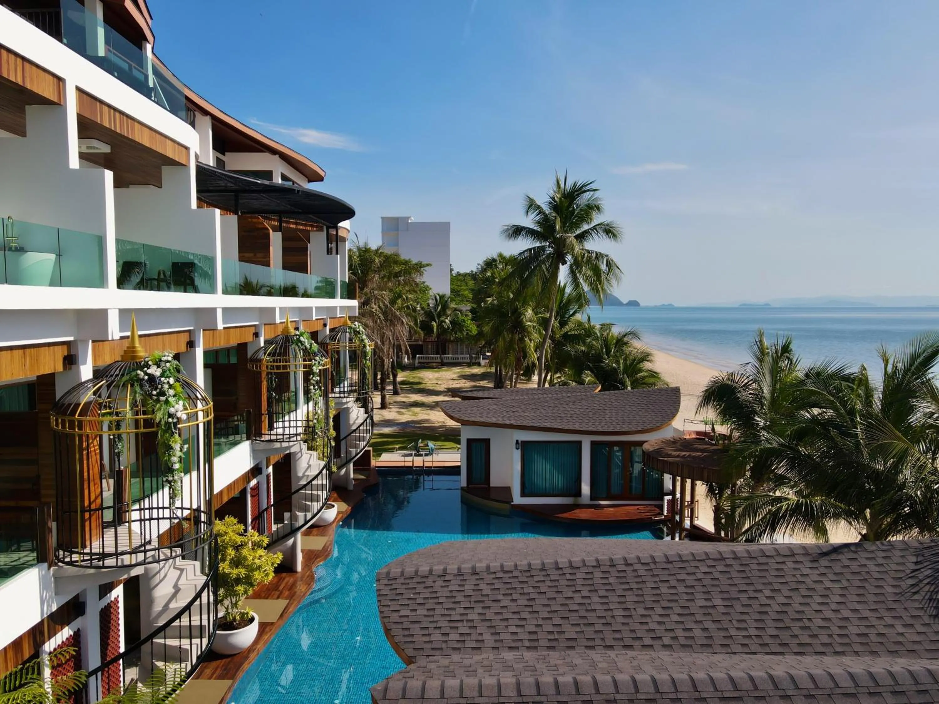 Property building in Hotel Villa AoKhanom Beachfront