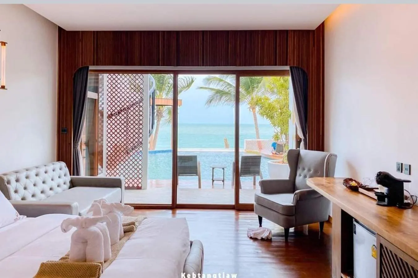 Bed in Hotel Villa AoKhanom Beachfront