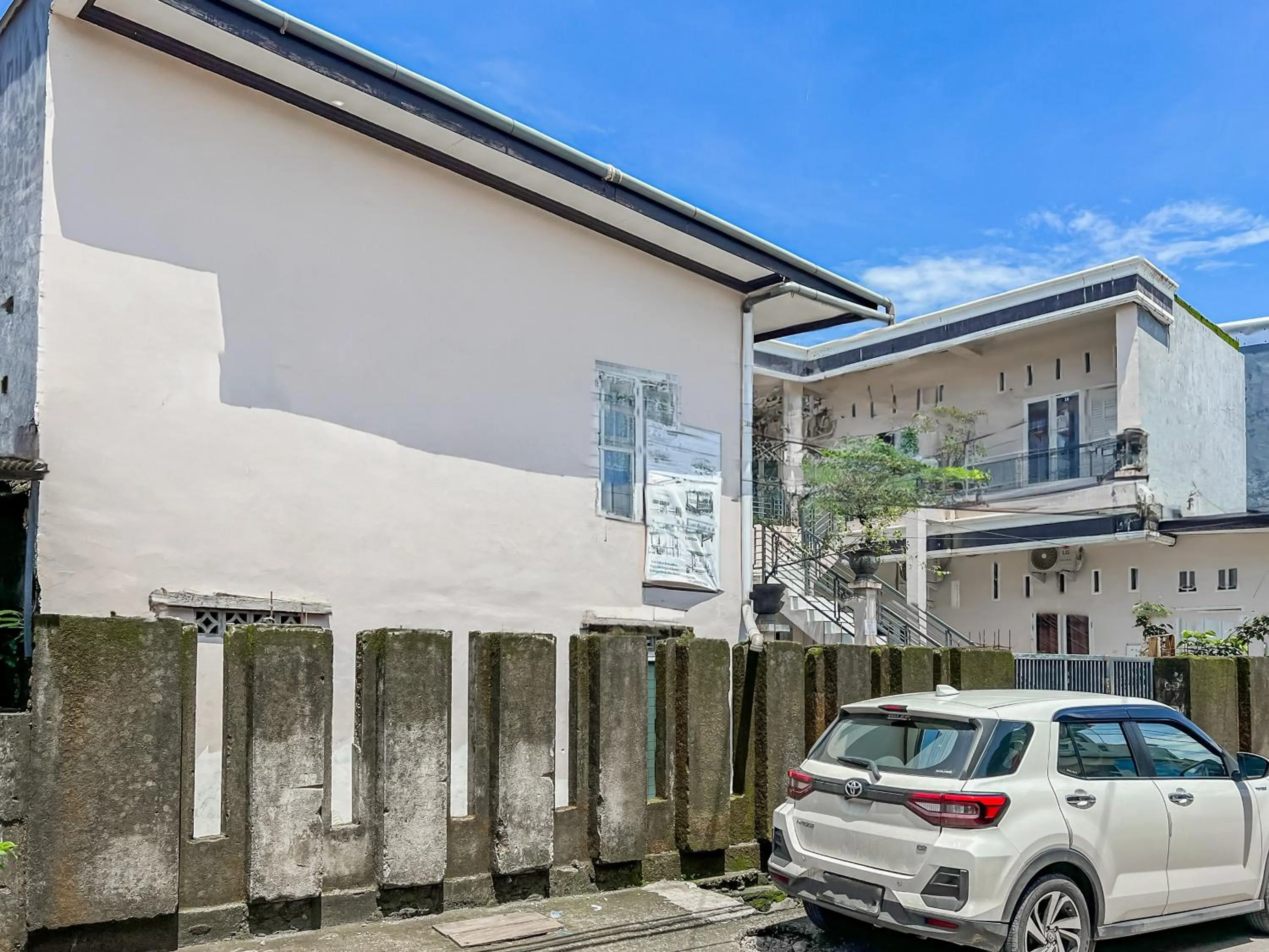 Facade/entrance in Hotel O Kost Naura