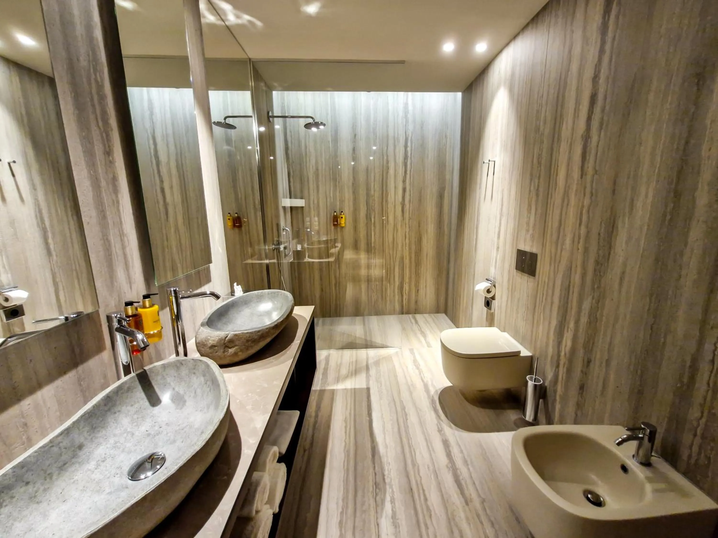 Bathroom in Hotel GLAR Conference & SPA