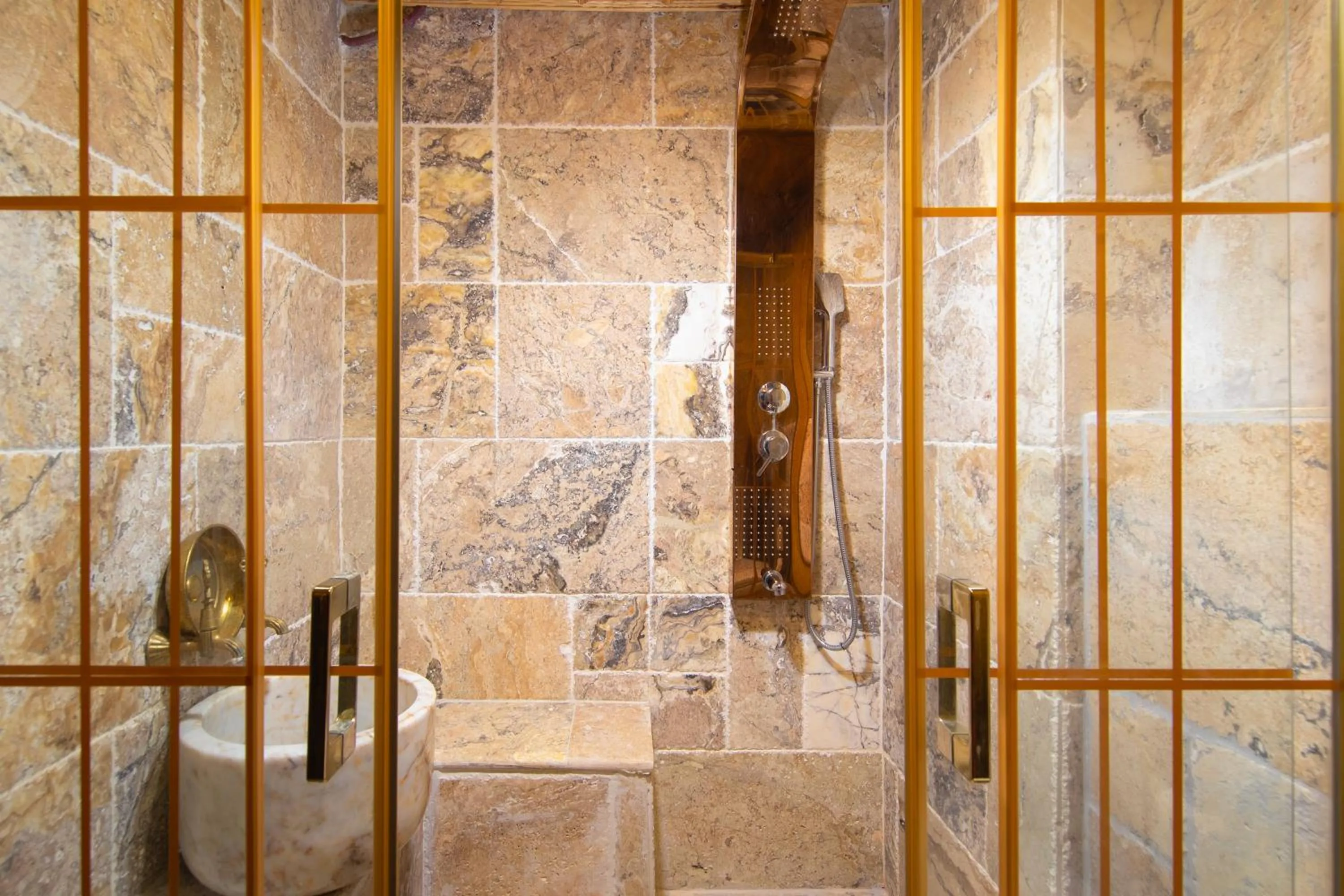 Shower in Cappadocia Chiaro