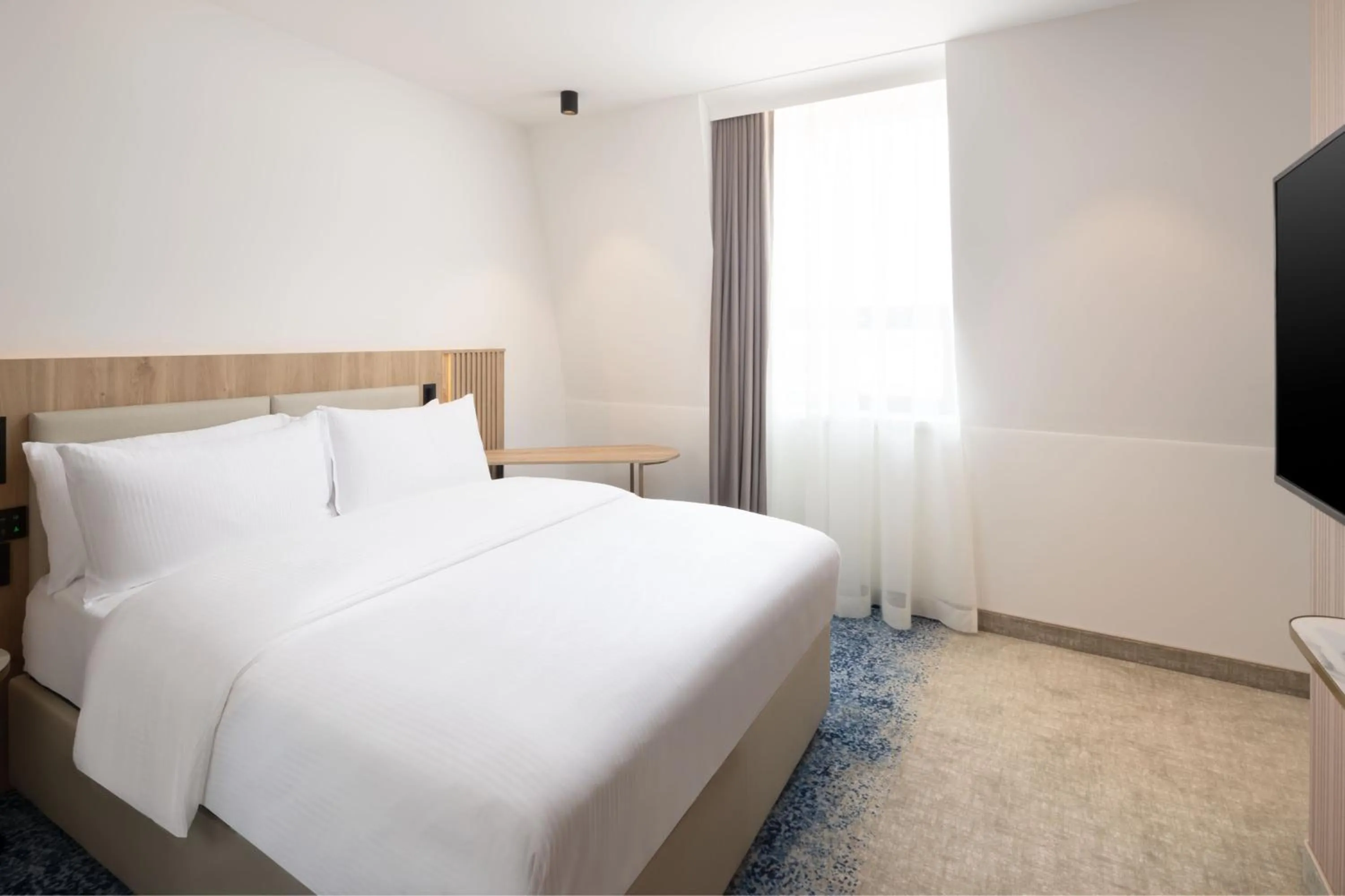 Photo of the whole room, Bed in Courtyard by Marriott Cluj - Napoca Downtown
