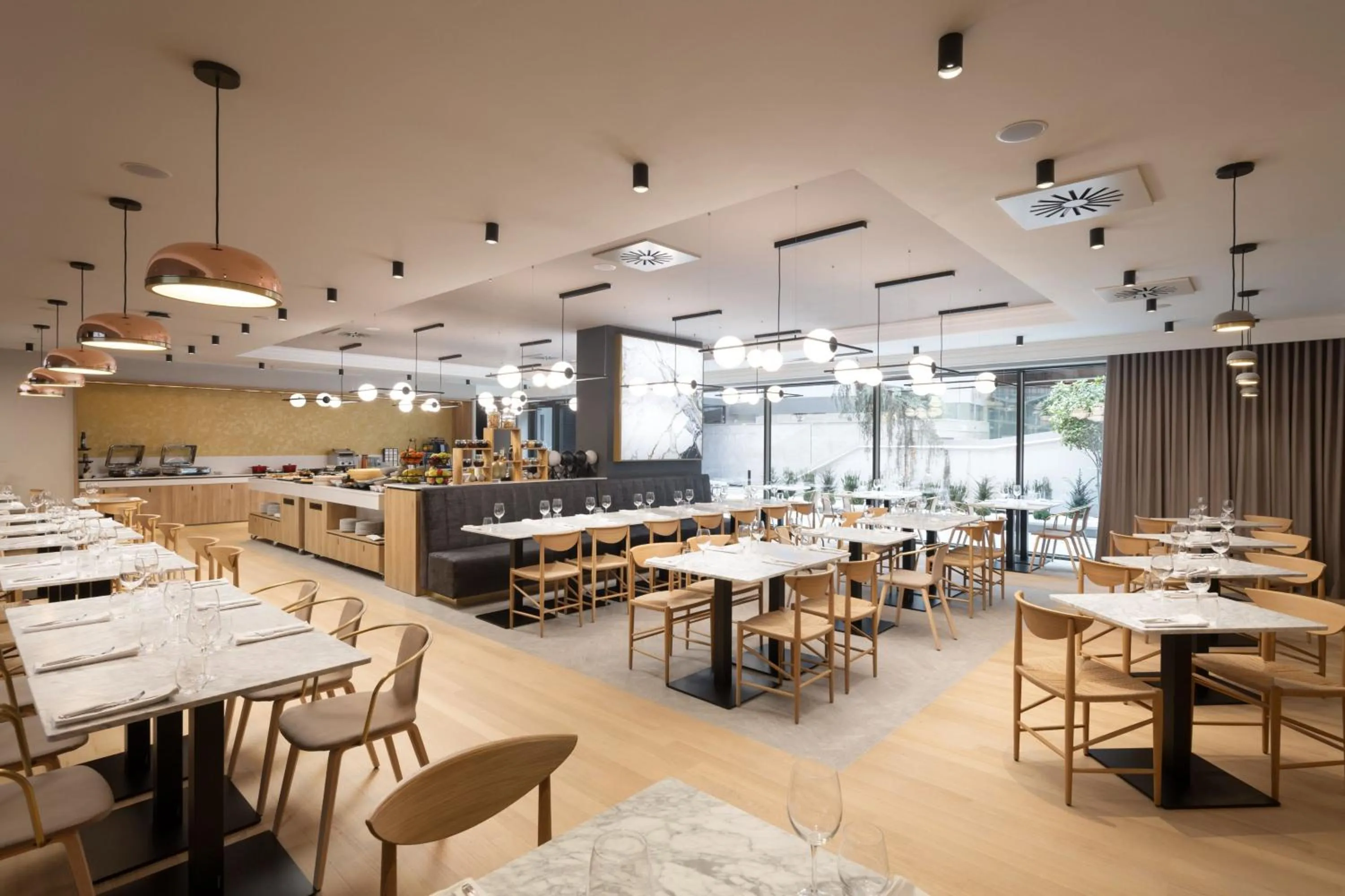 Restaurant/places to eat in Courtyard by Marriott Cluj - Napoca Downtown