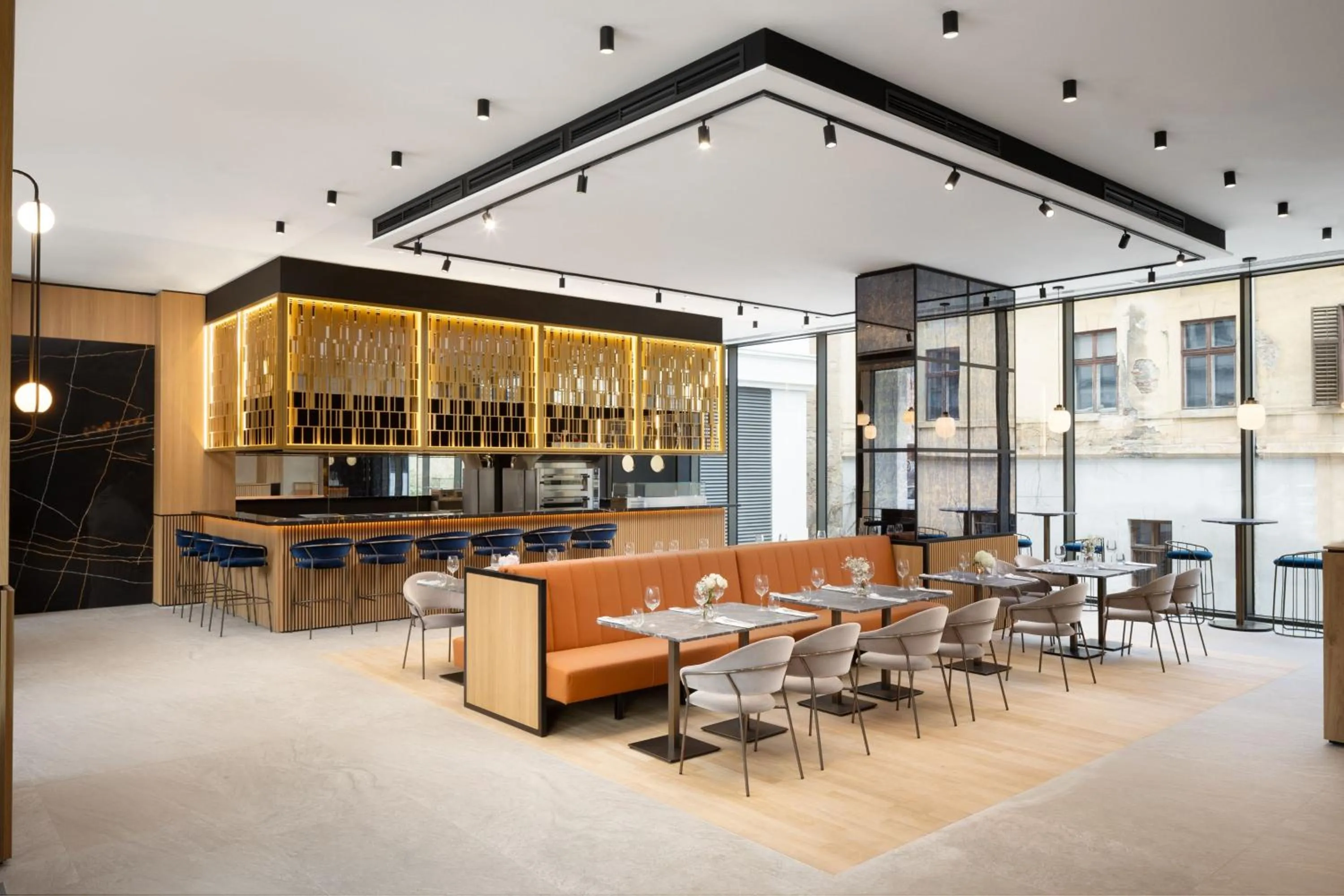 Restaurant/places to eat in Courtyard by Marriott Cluj - Napoca Downtown