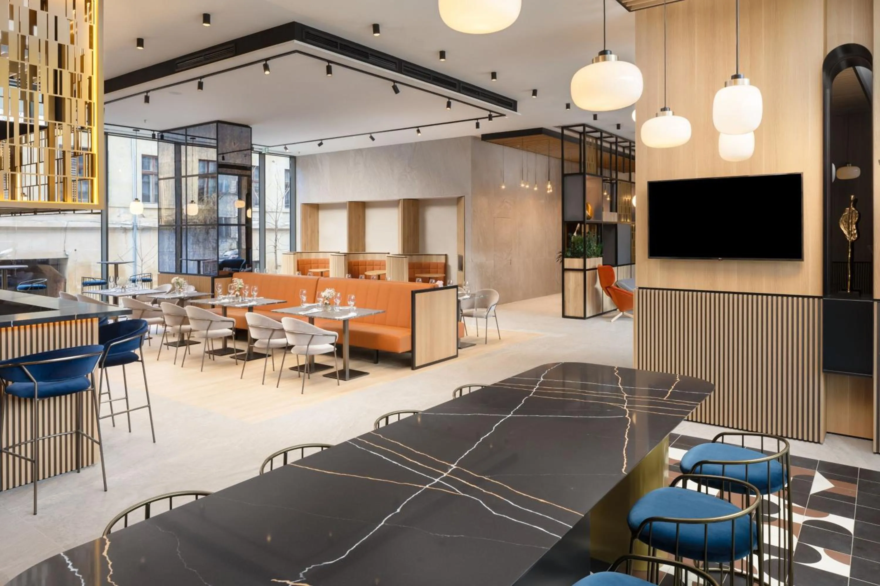 Restaurant/places to eat in Courtyard by Marriott Cluj - Napoca Downtown