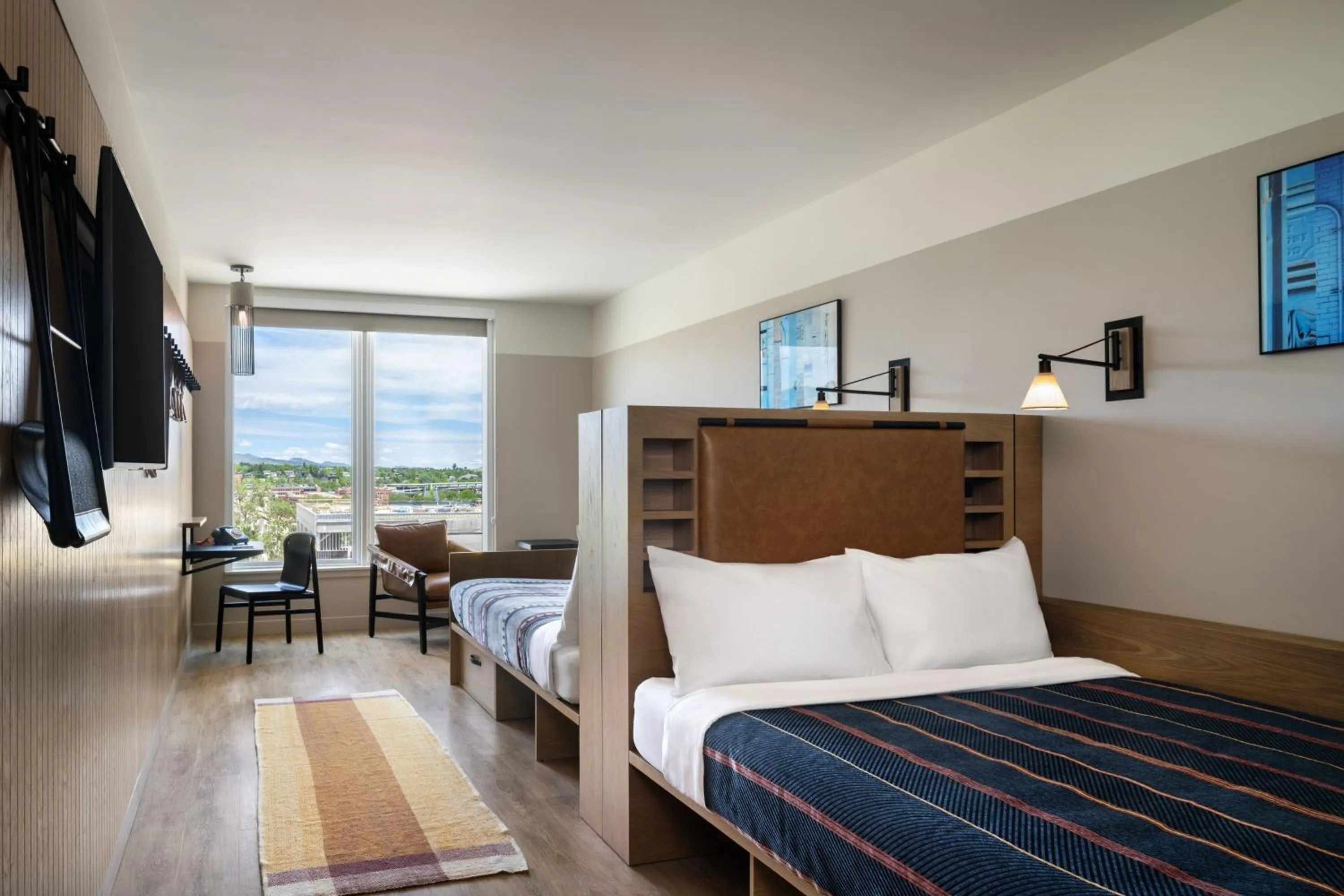 Photo of the whole room, Bed in Moxy Boulder University